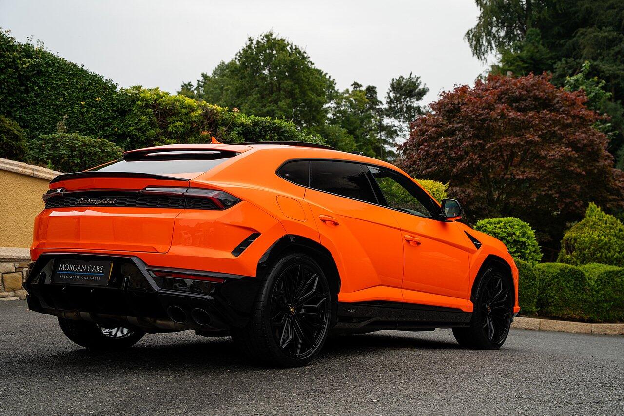 Lamborghini Urus view 100