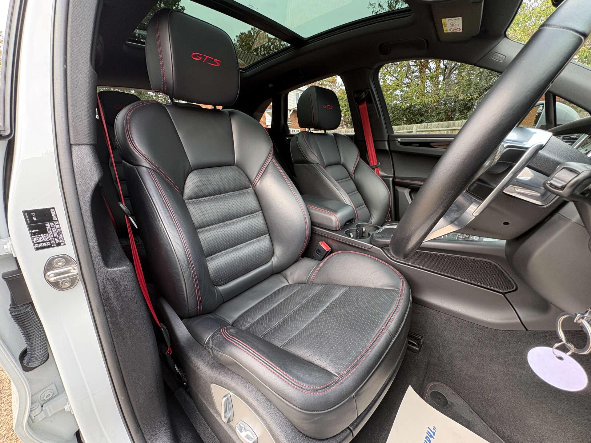 Porsche Macan view 21