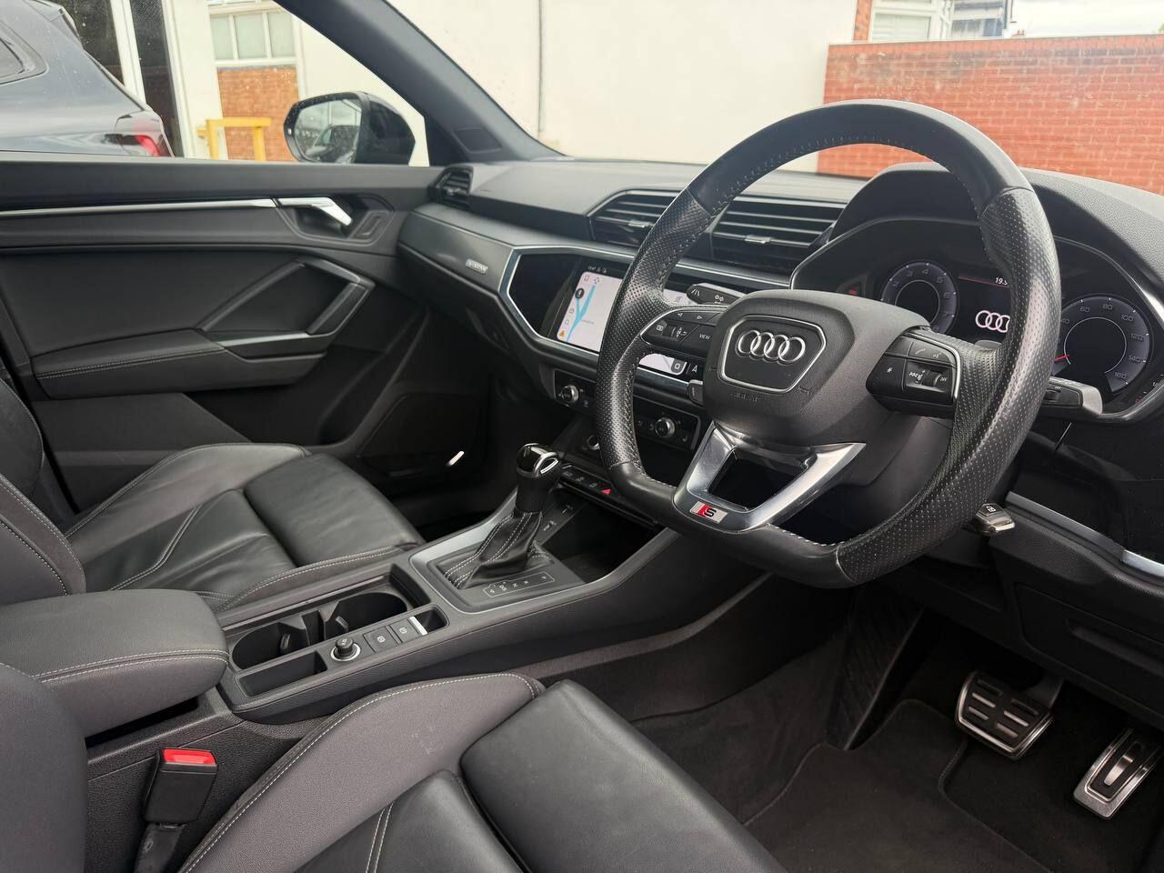 Audi Q3 view 10