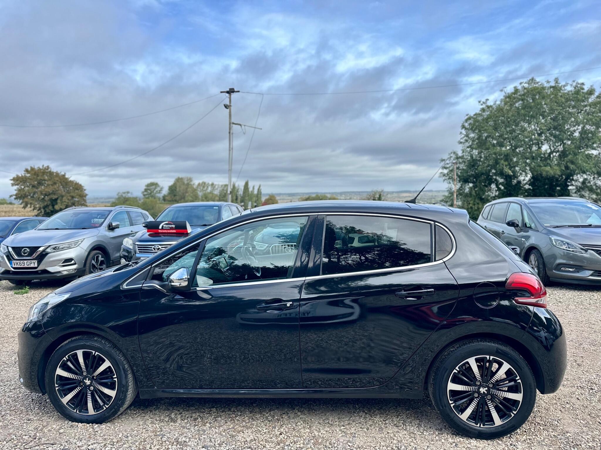 Peugeot 208 view 9