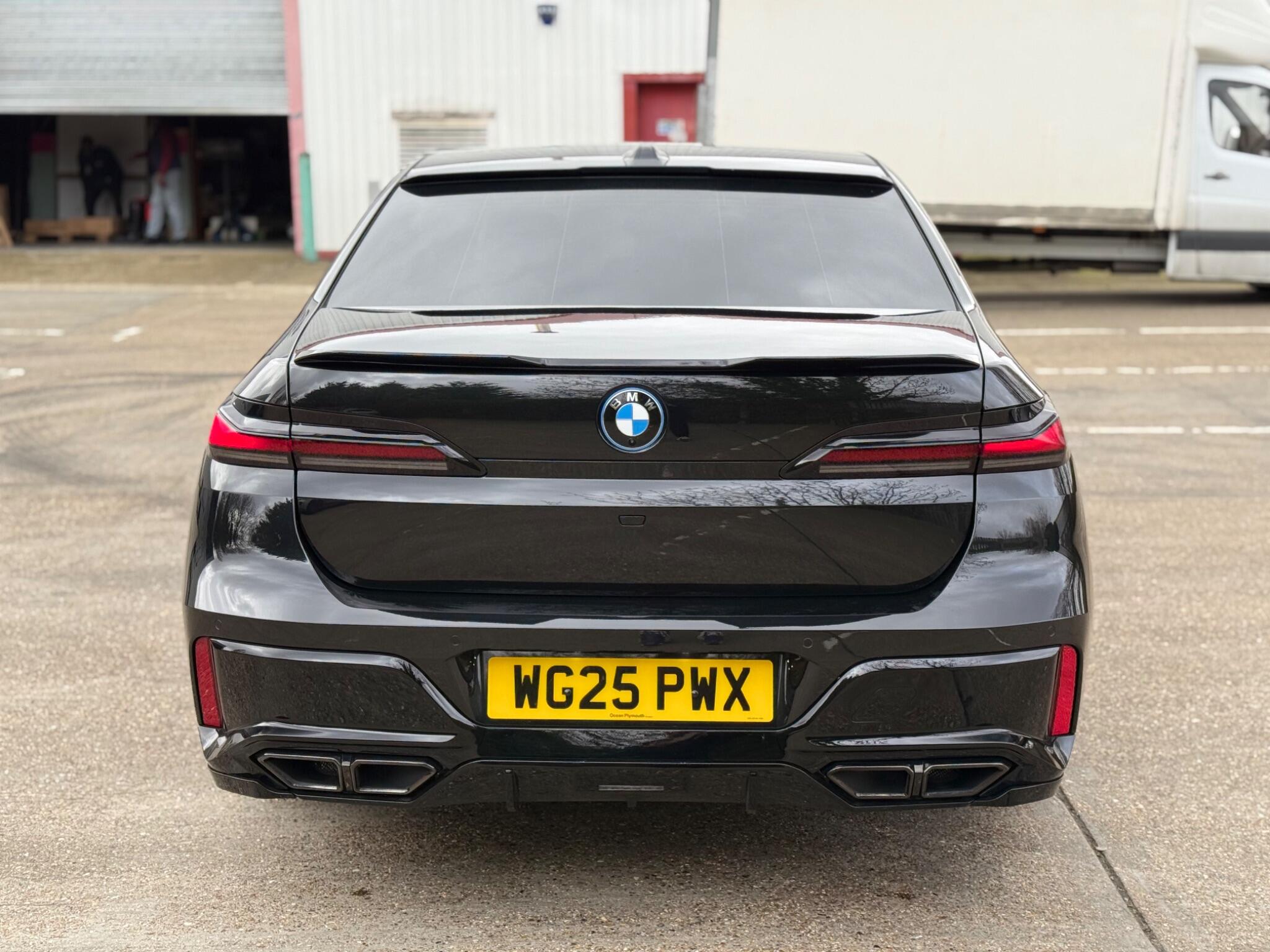 BMW 7 Series view 9