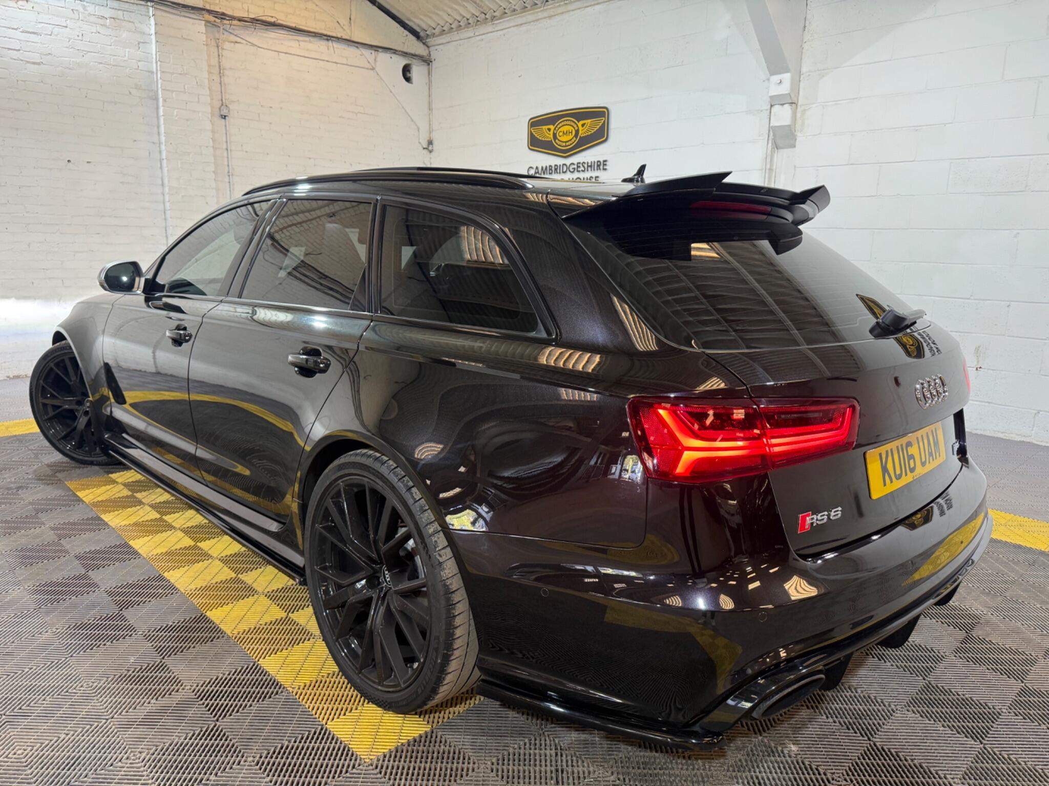 Audi RS6 view 8