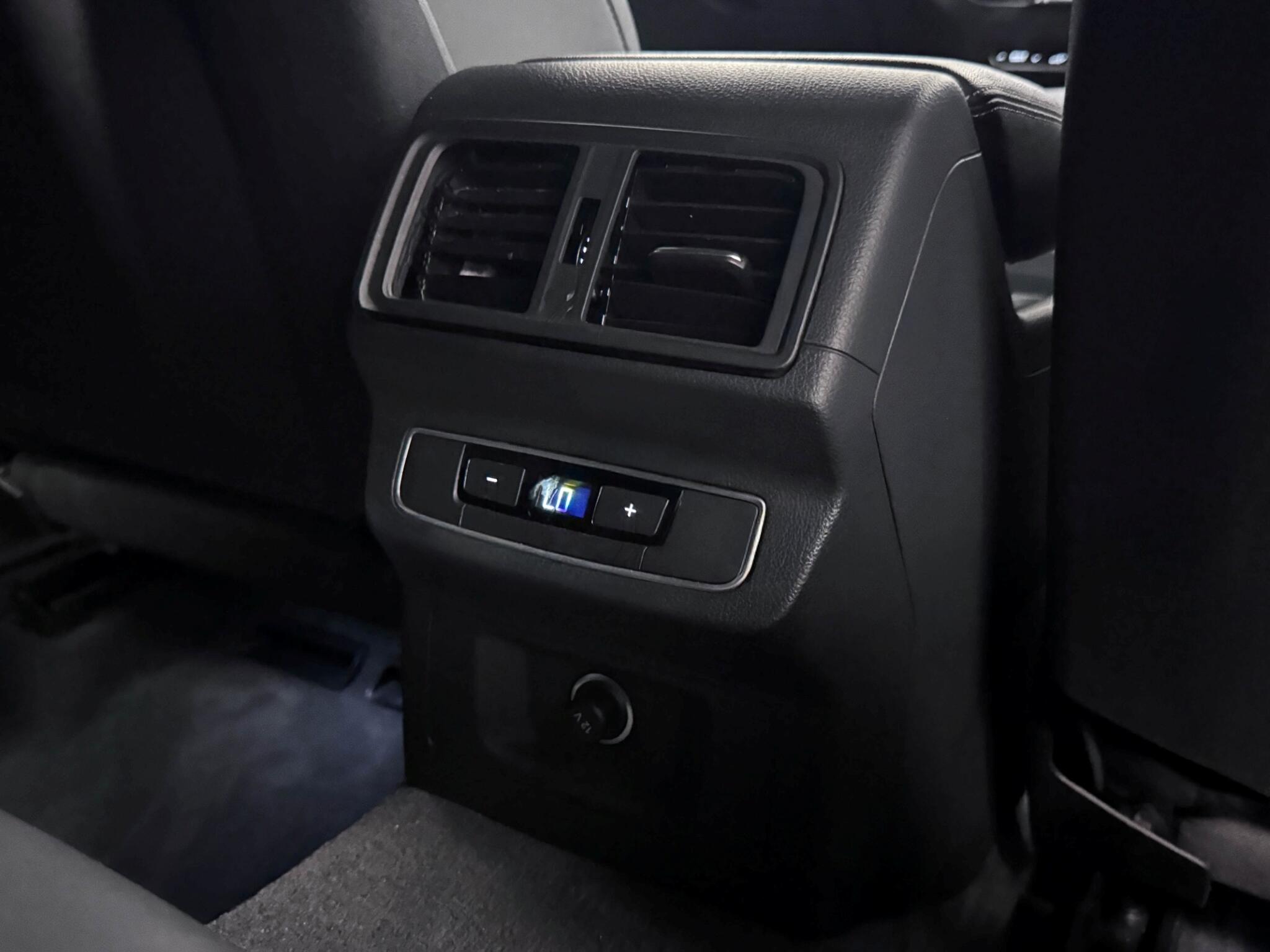 Audi Q5 view 12