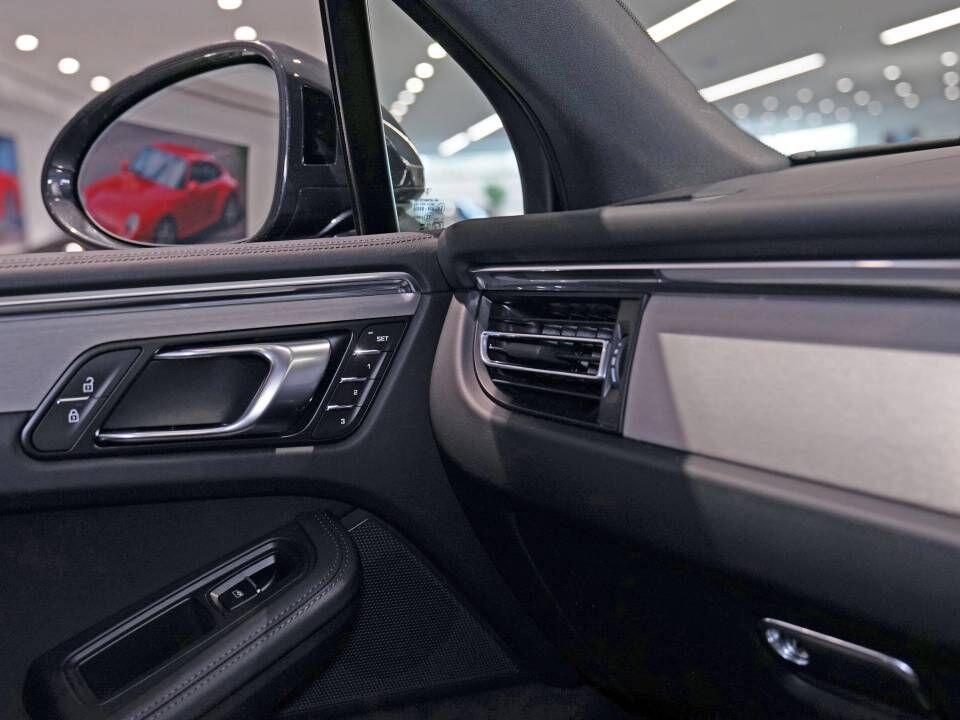 Porsche Macan view 31