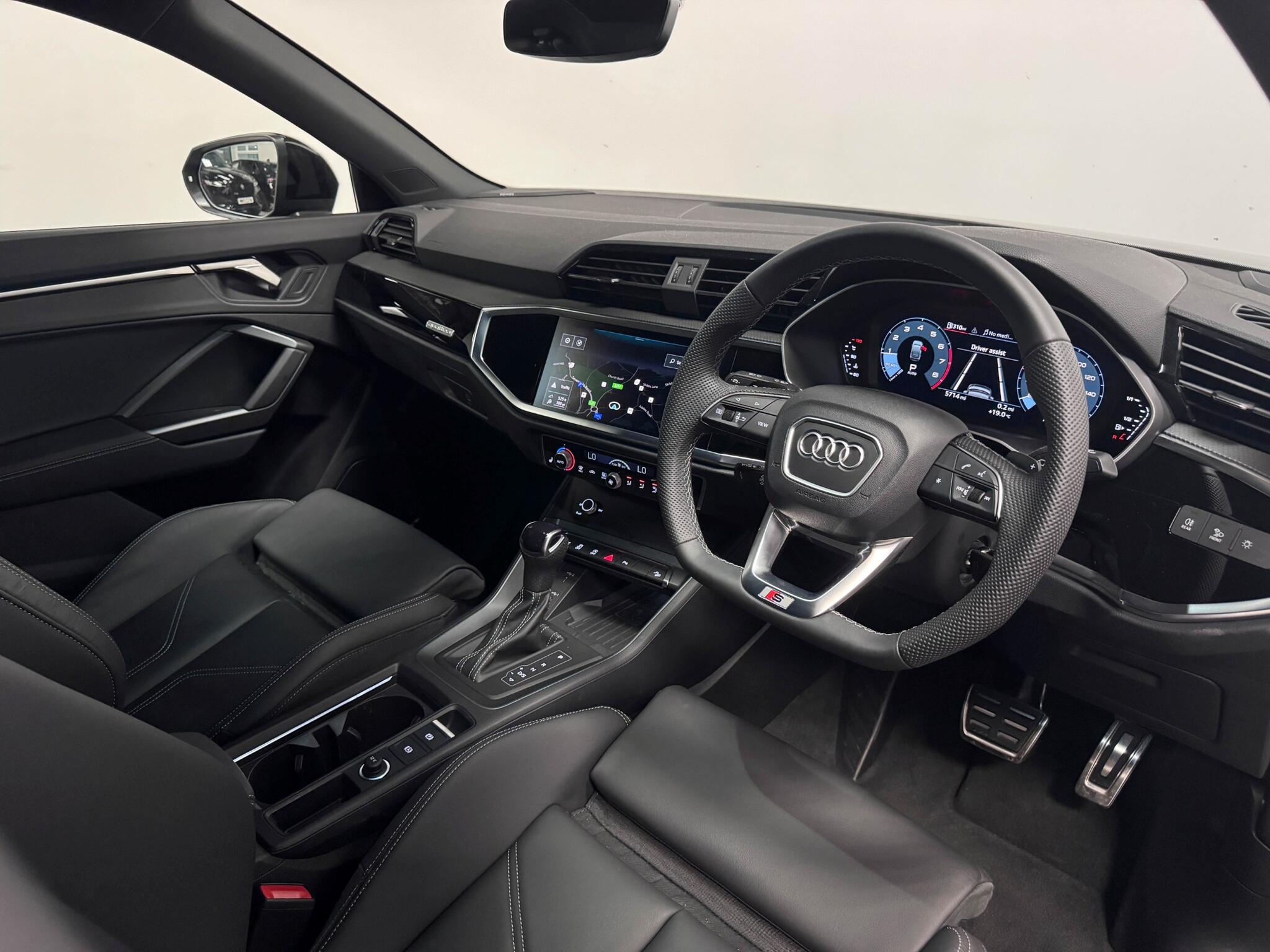Audi Q3 view 31