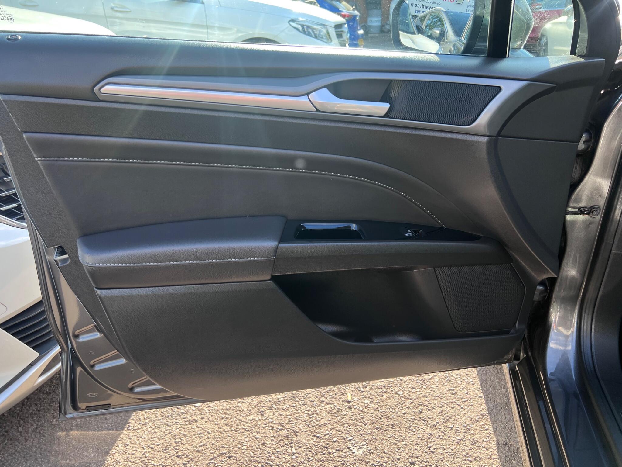 Ford Mondeo view 29