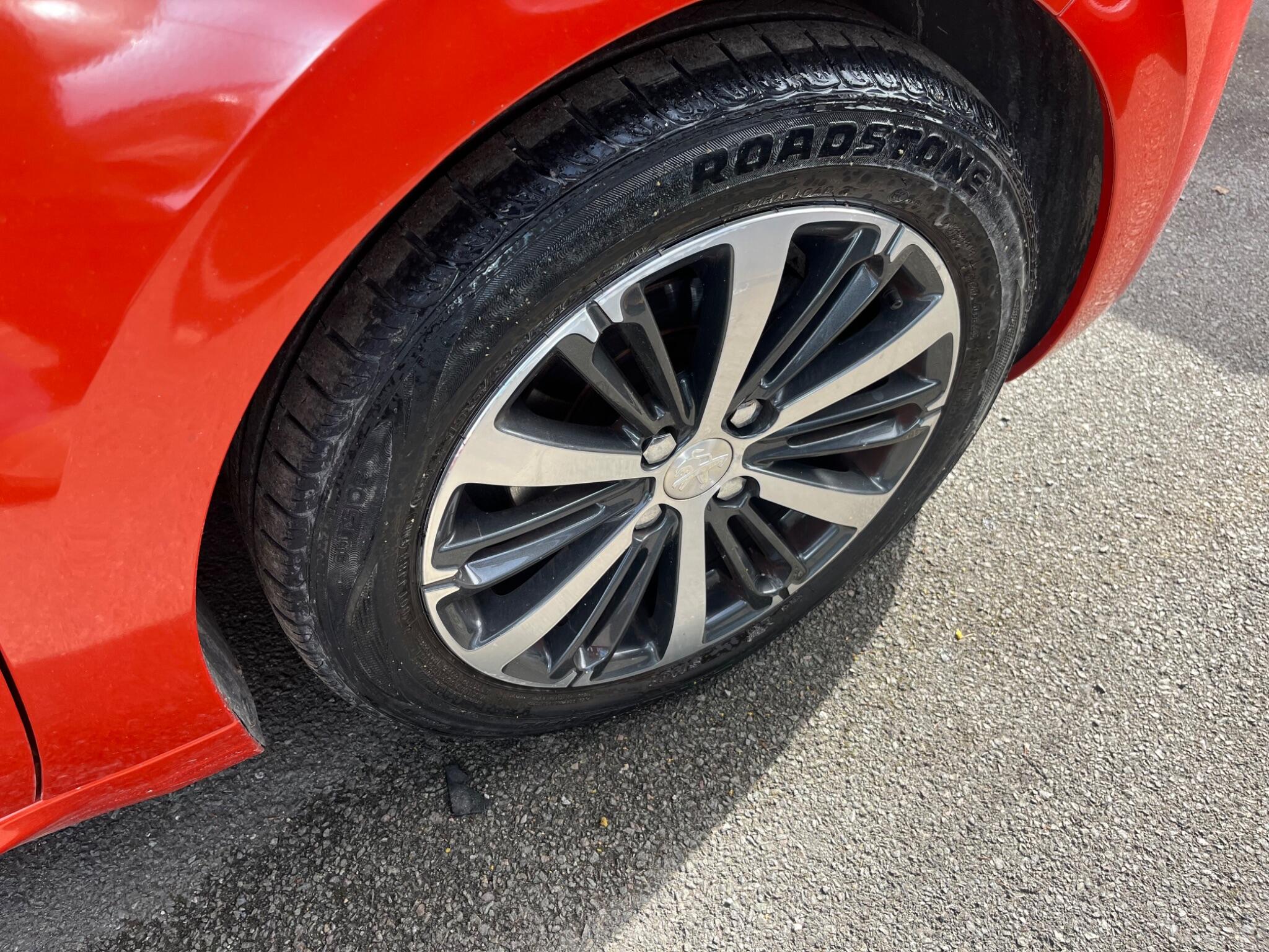 Peugeot 208 view 12