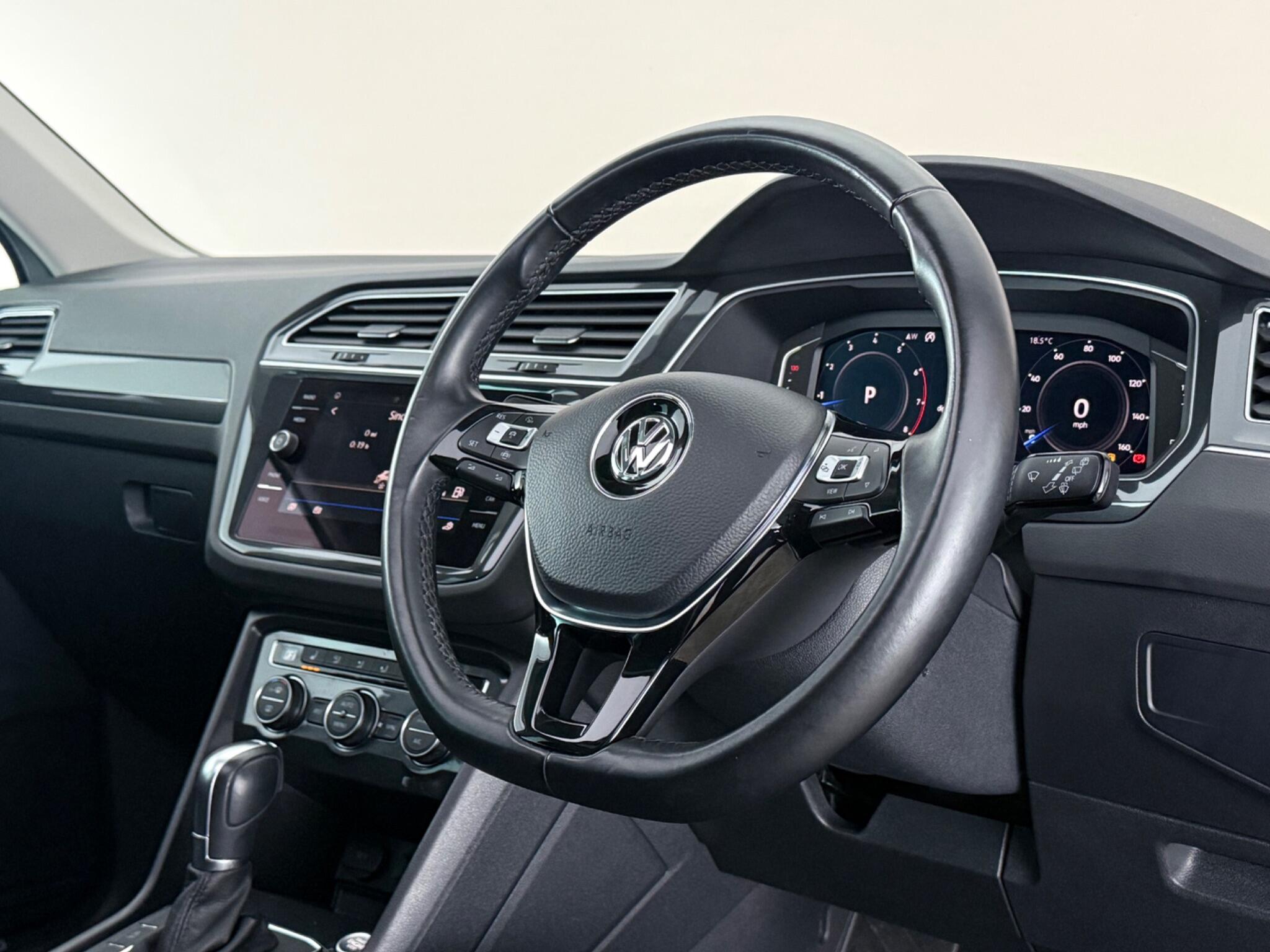 Volkswagen Tiguan view 3