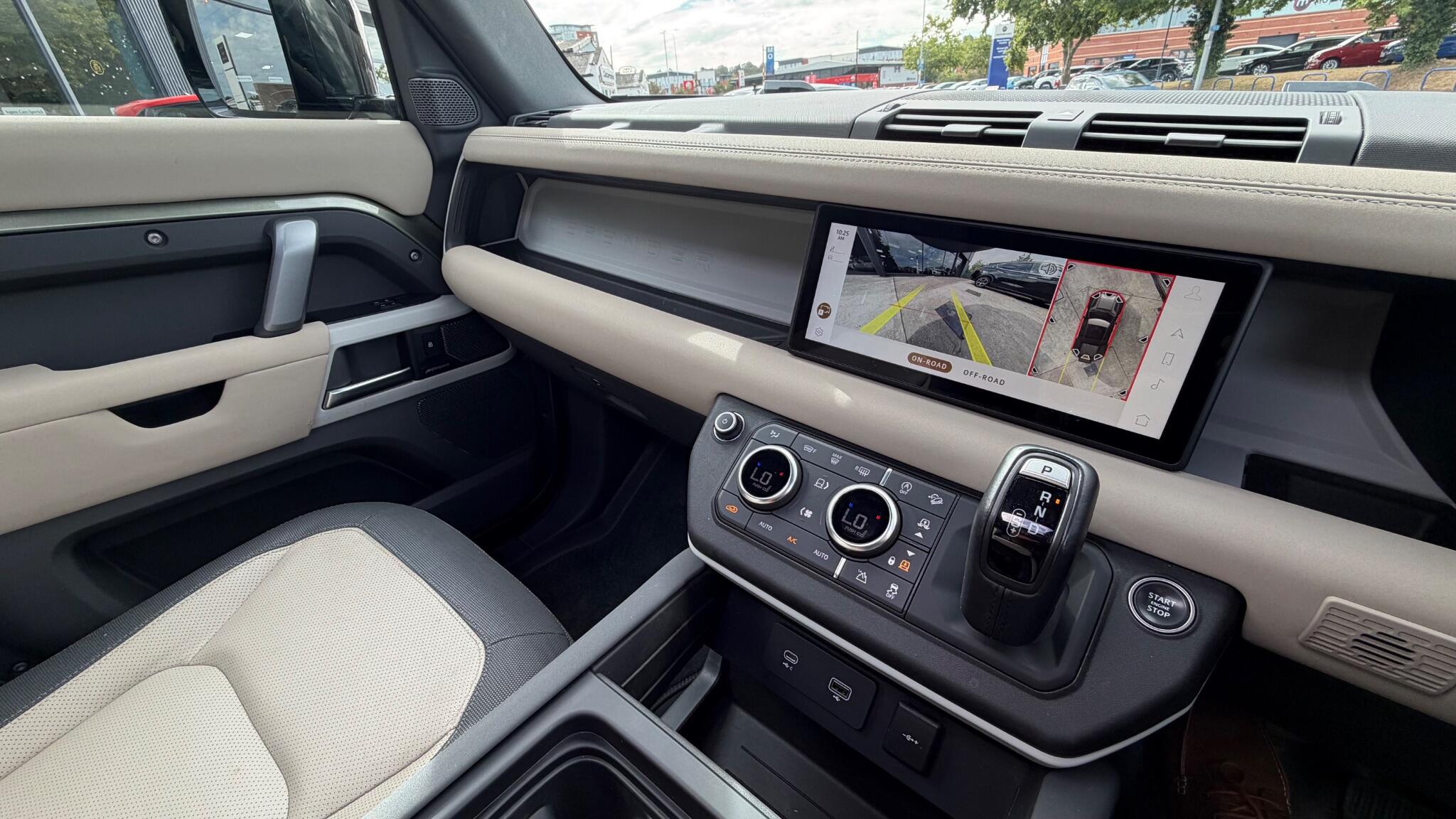Land Rover Defender 110 view 15