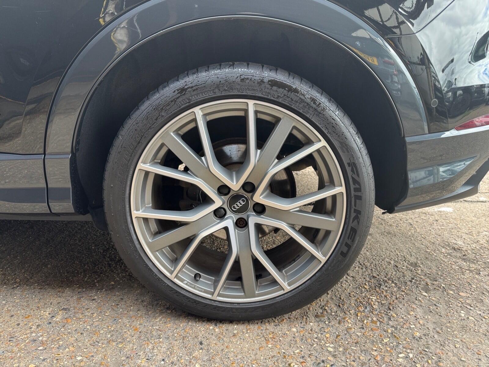 Audi Q3 view 16