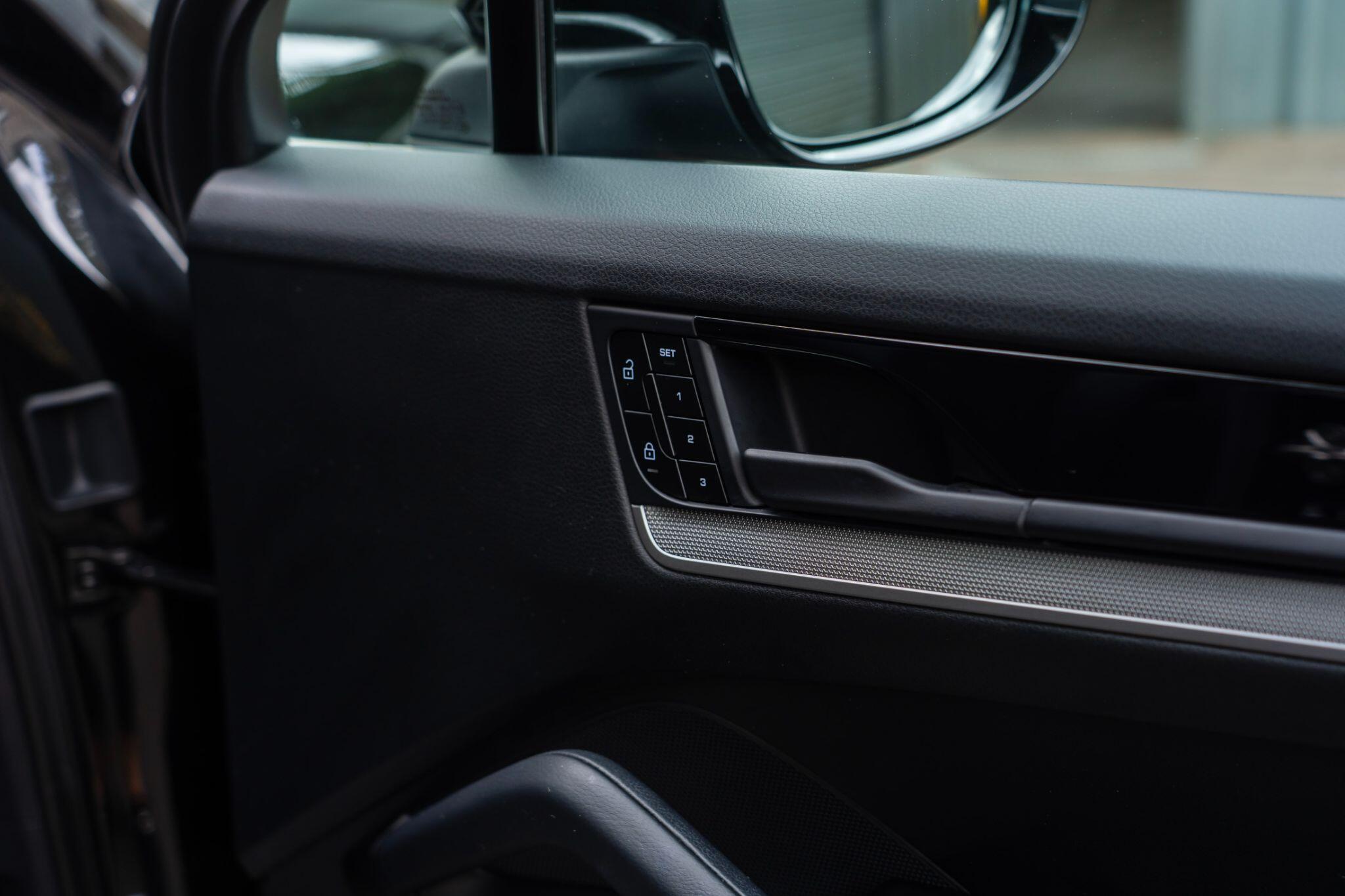 Porsche Cayenne view 31