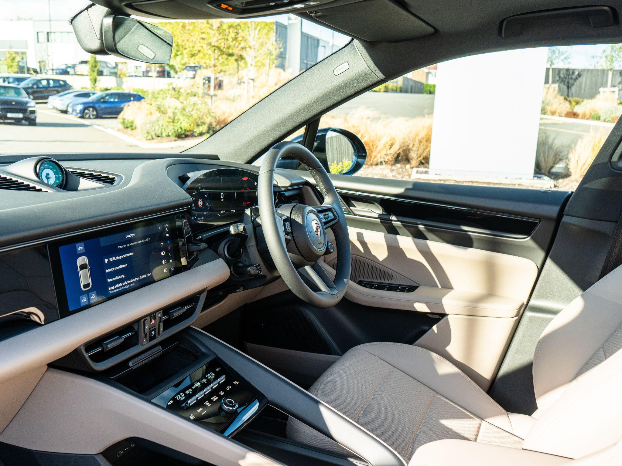 Porsche Macan view 31
