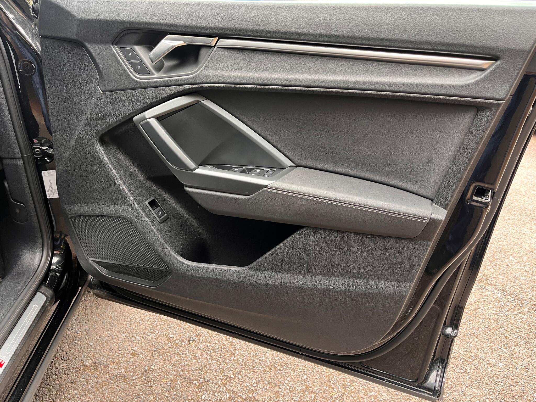 Audi Q3 view 38