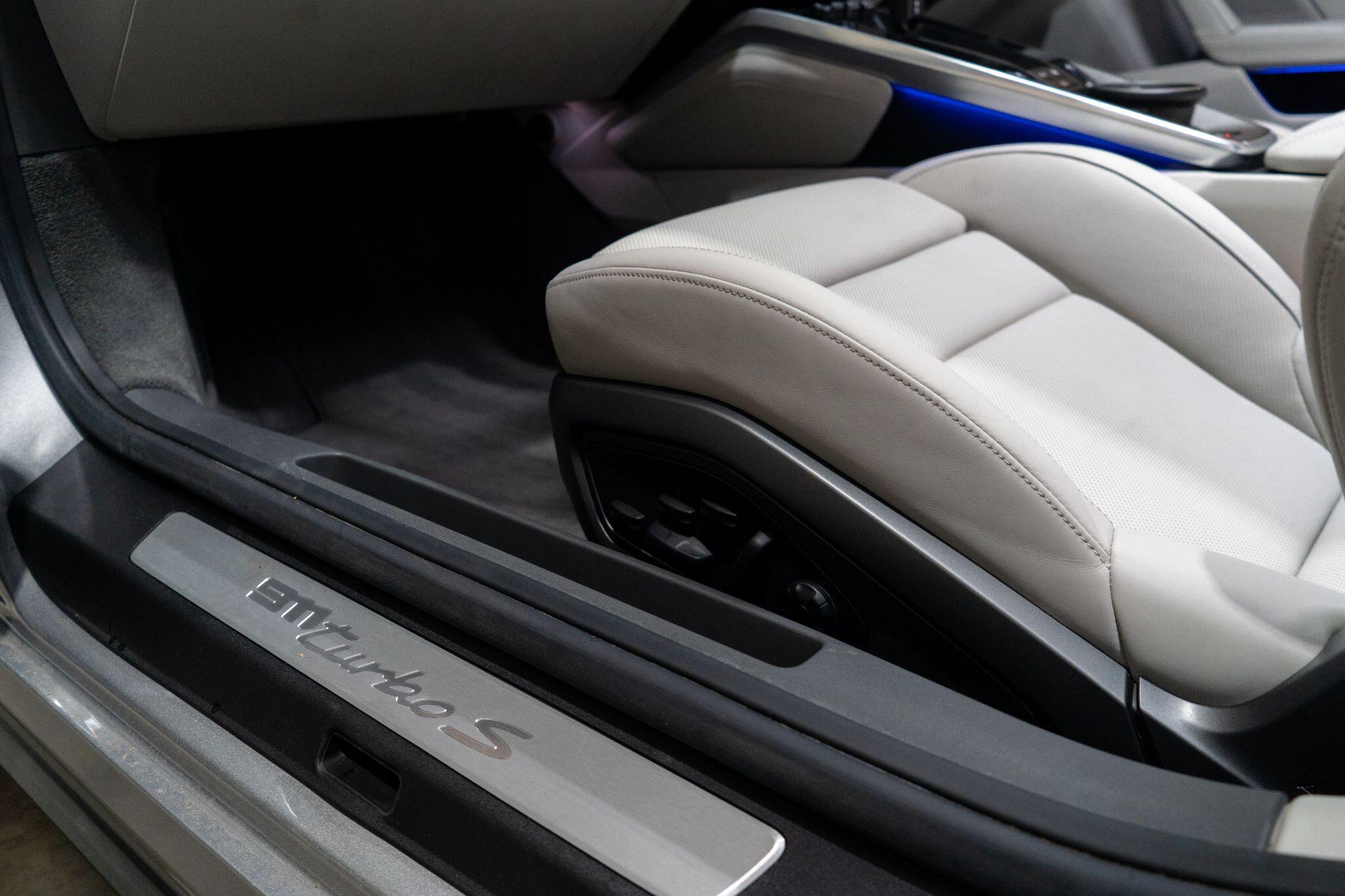 Porsche 911 view 28