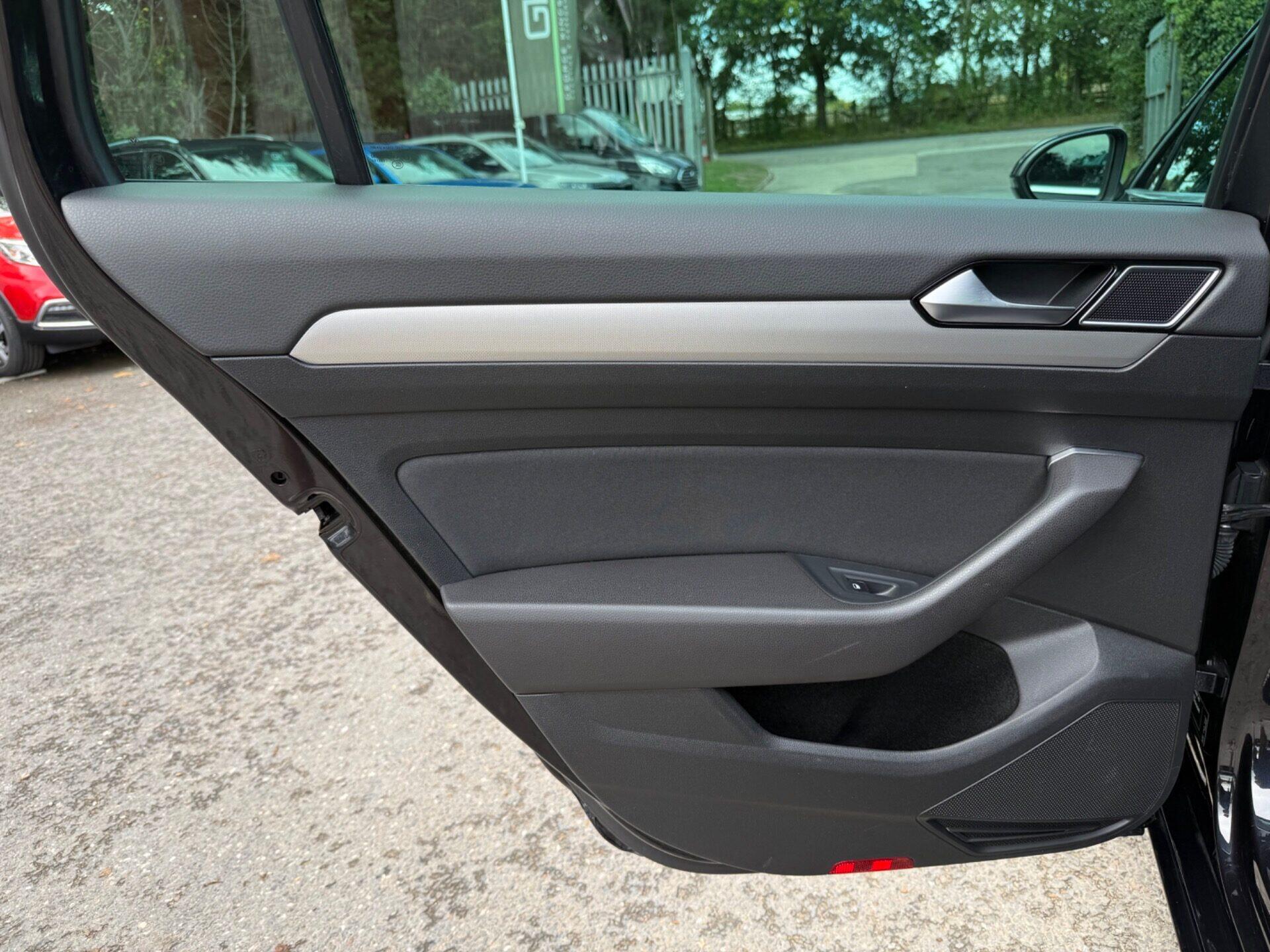 Volkswagen Passat view 28