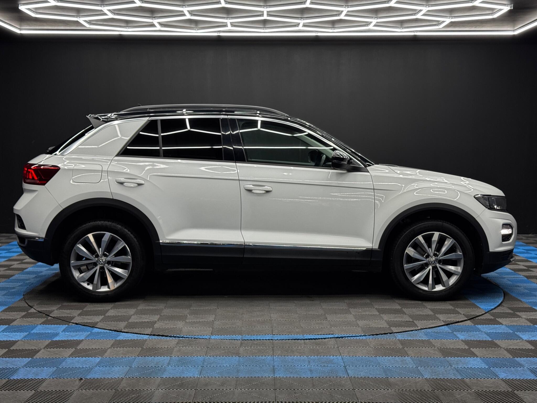 Volkswagen T-Roc view 4