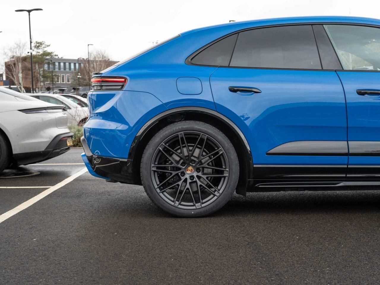 Porsche Macan view 11
