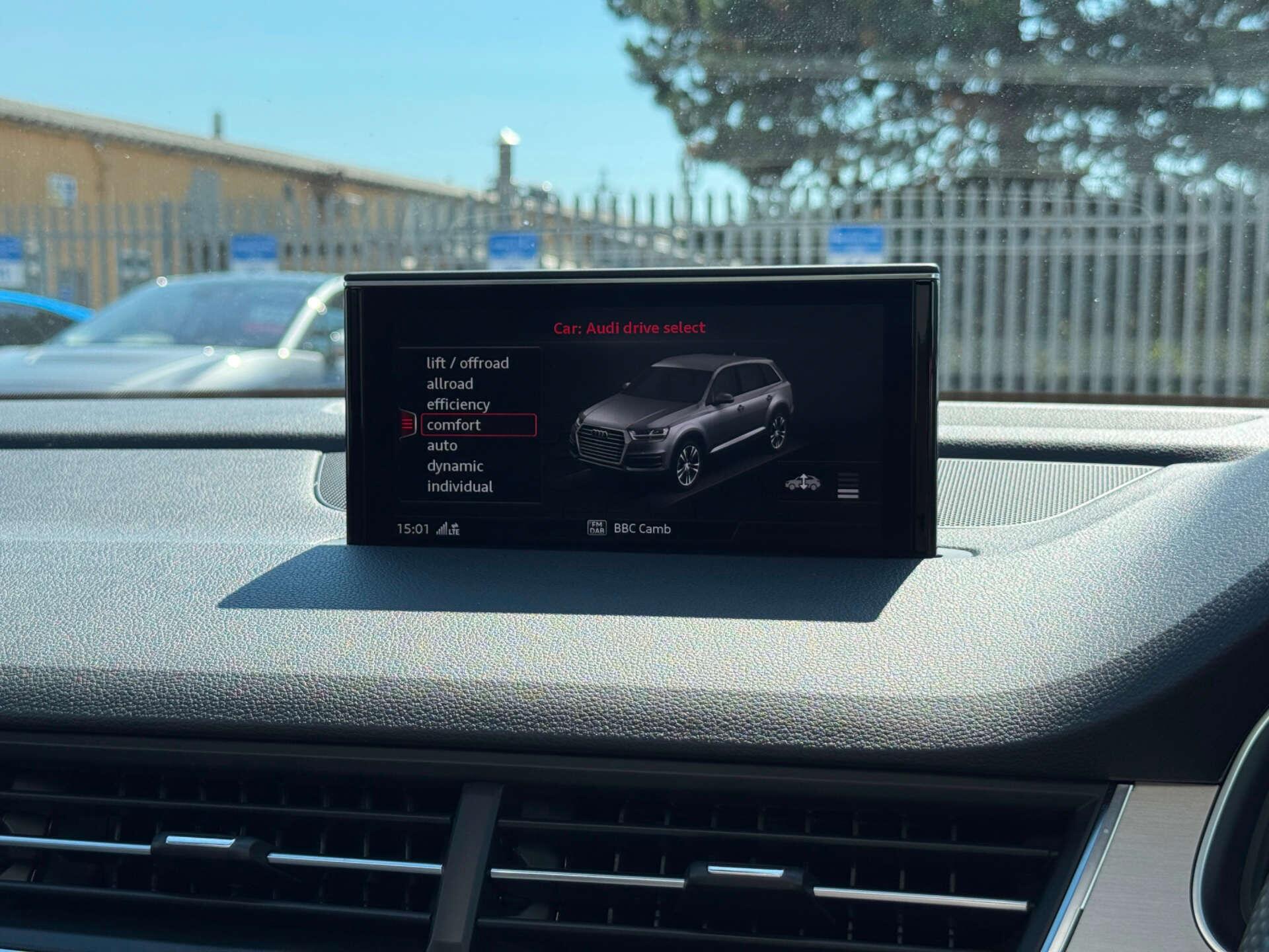 Audi Q7 view 75