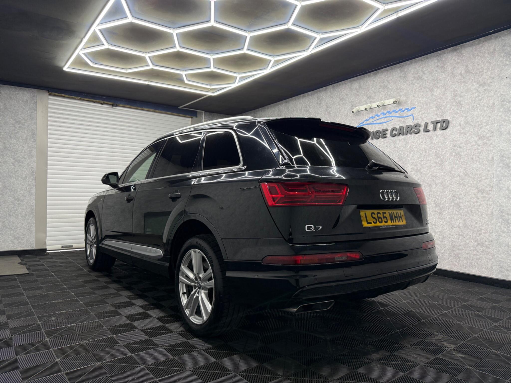 Audi Q7 view 6