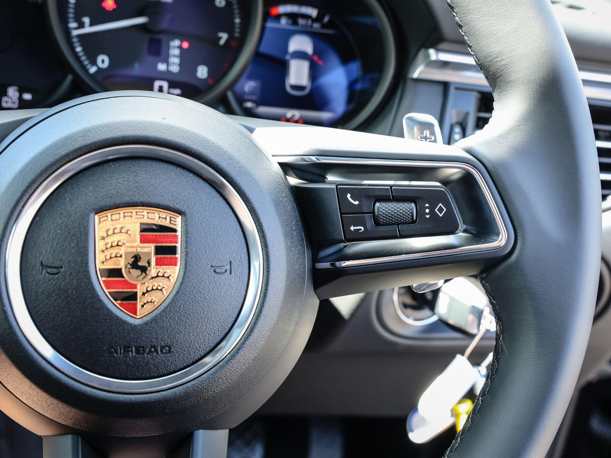 Porsche Macan view 25