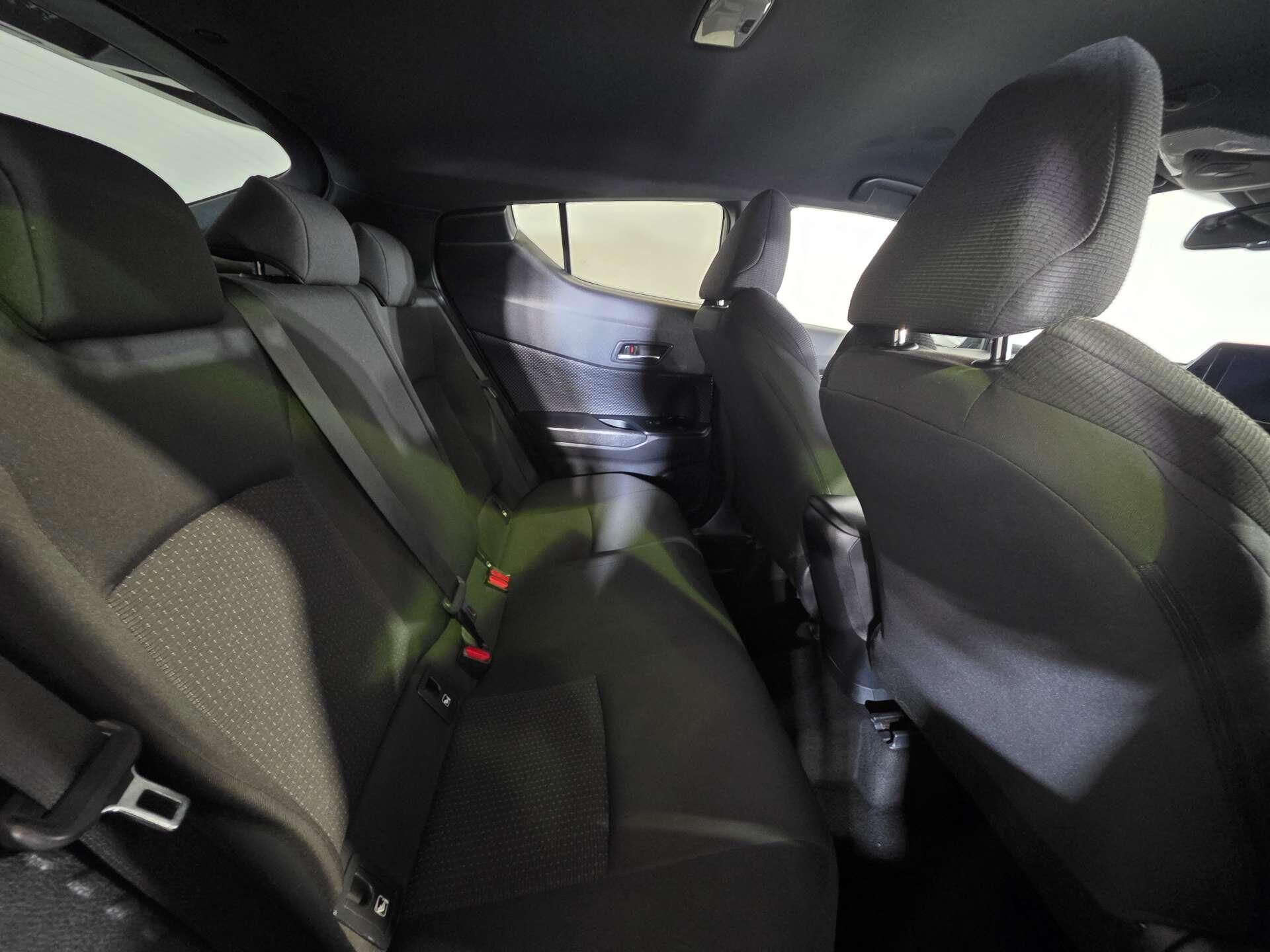 Toyota C-HR view 38