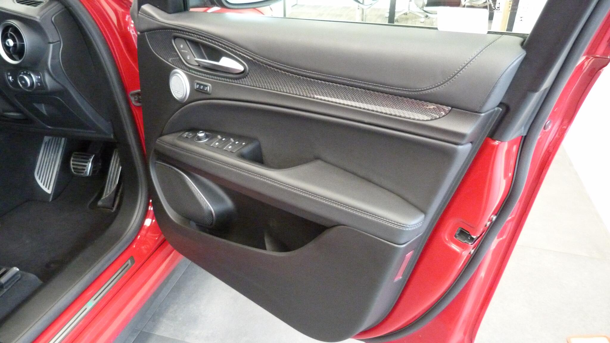 Alfa Romeo Stelvio view 36