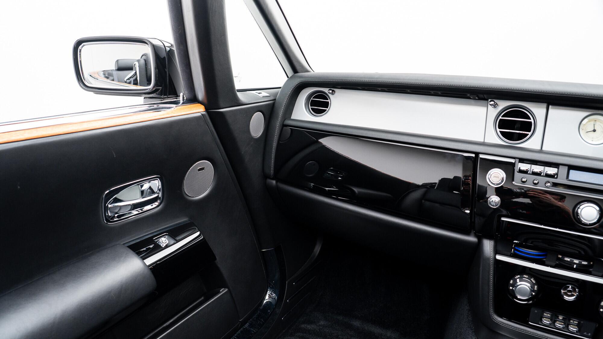Rolls-Royce Phantom view 45