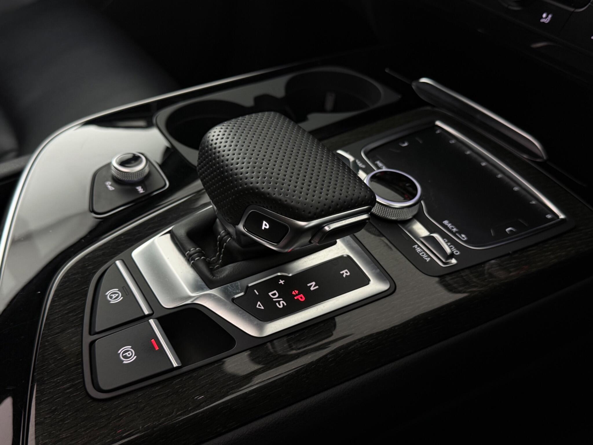 Audi Q7 view 19