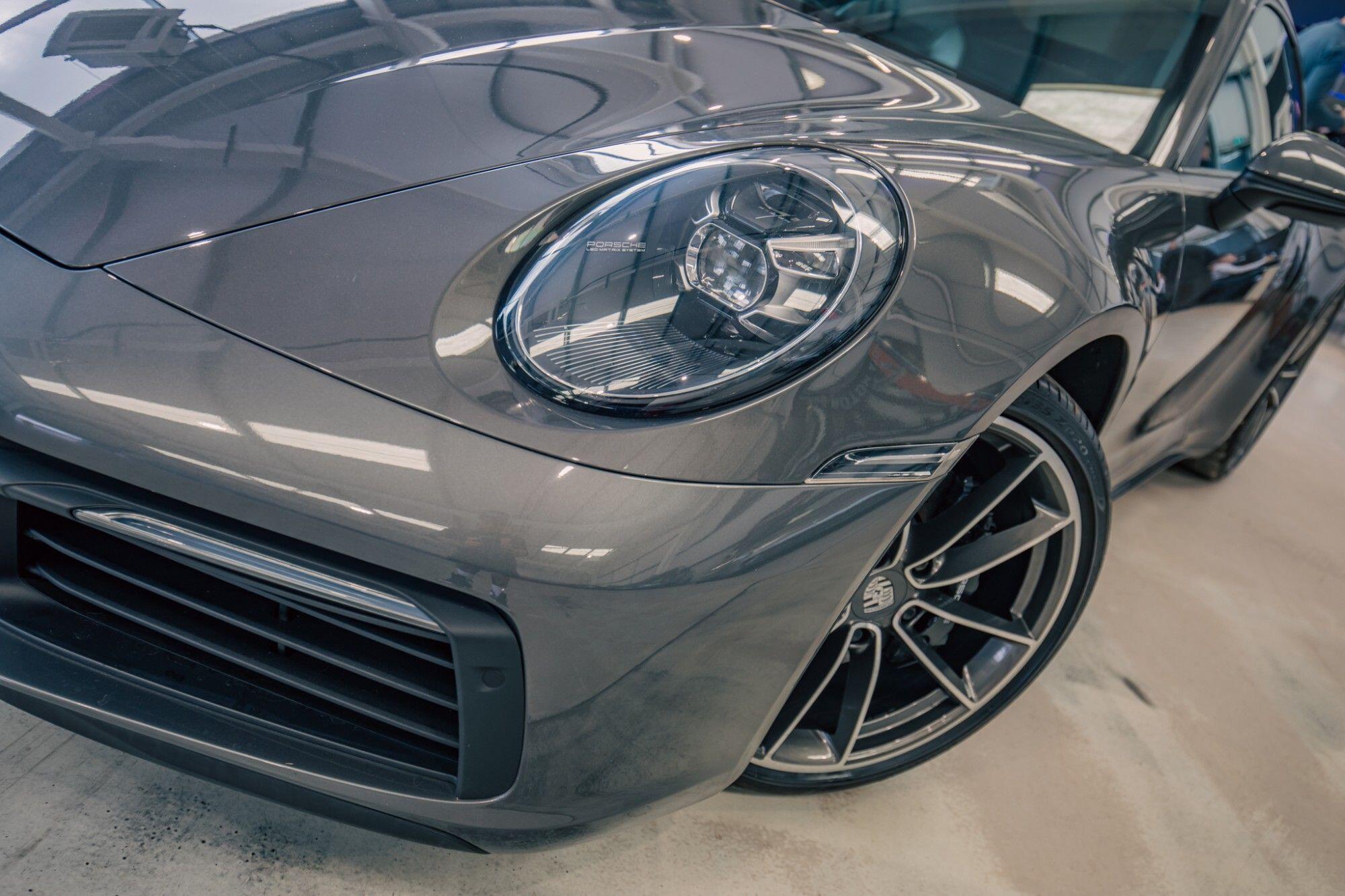 Porsche 911 view 7