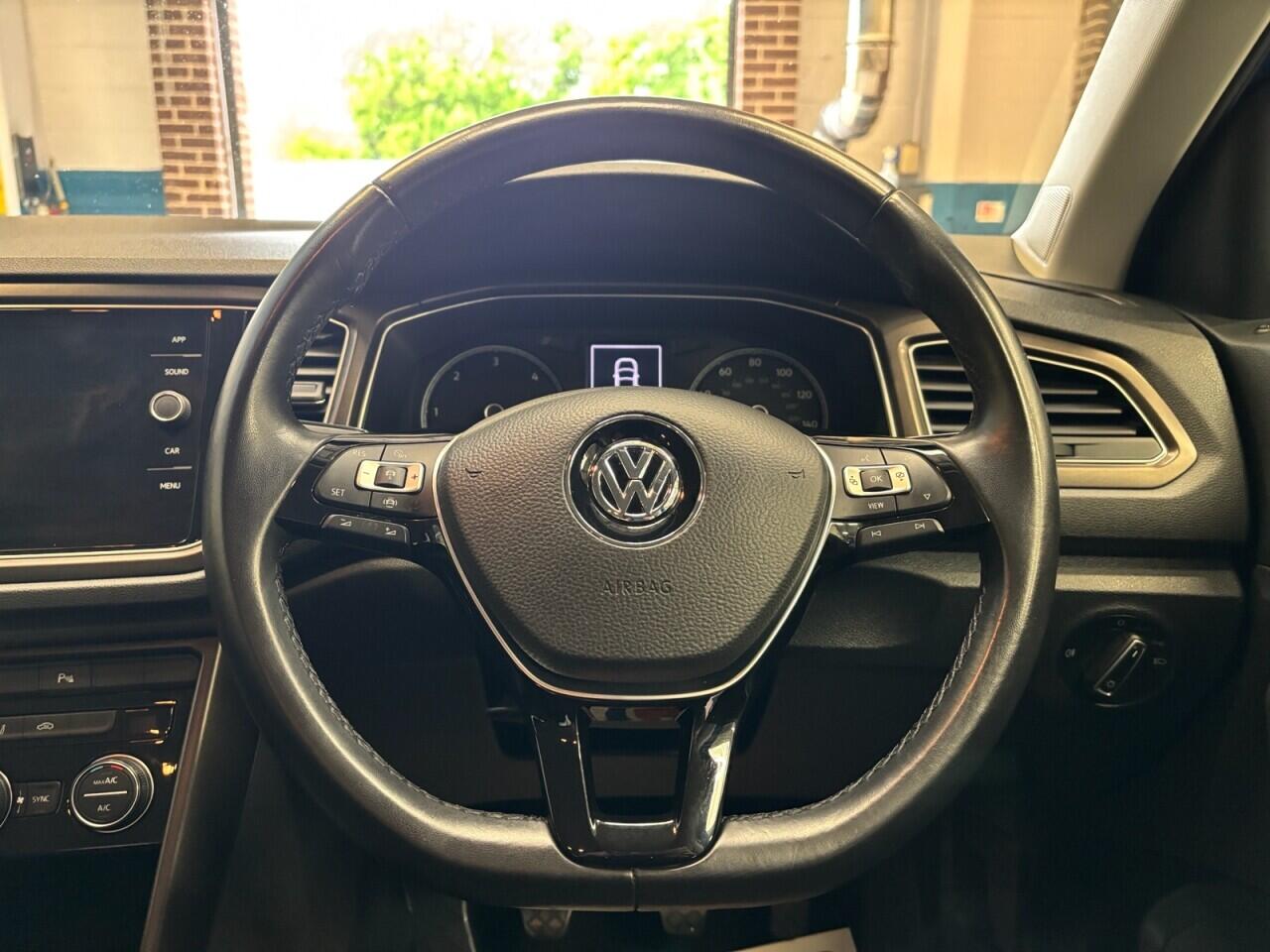 Volkswagen T-Roc view 16