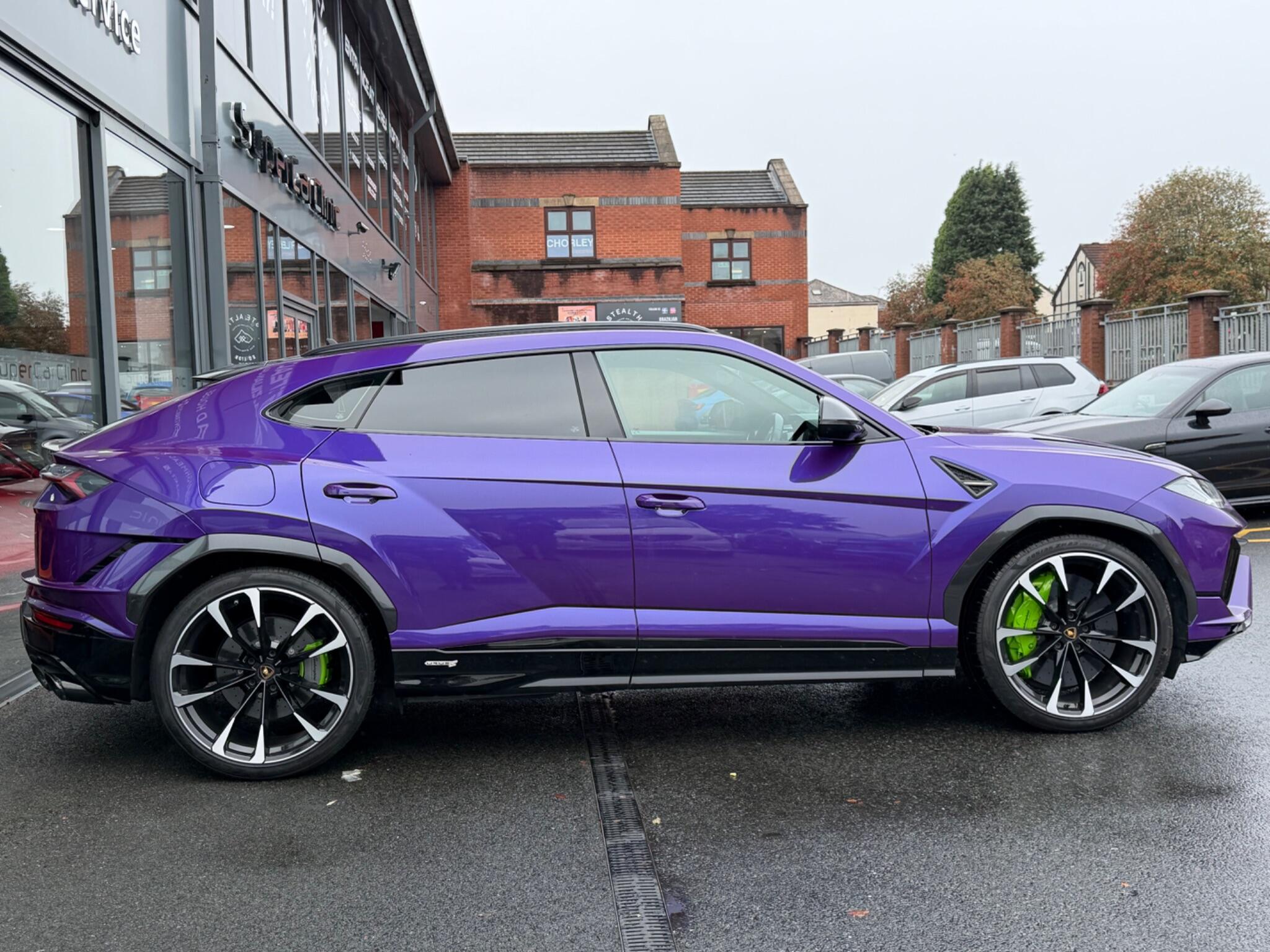 Lamborghini Urus view 5
