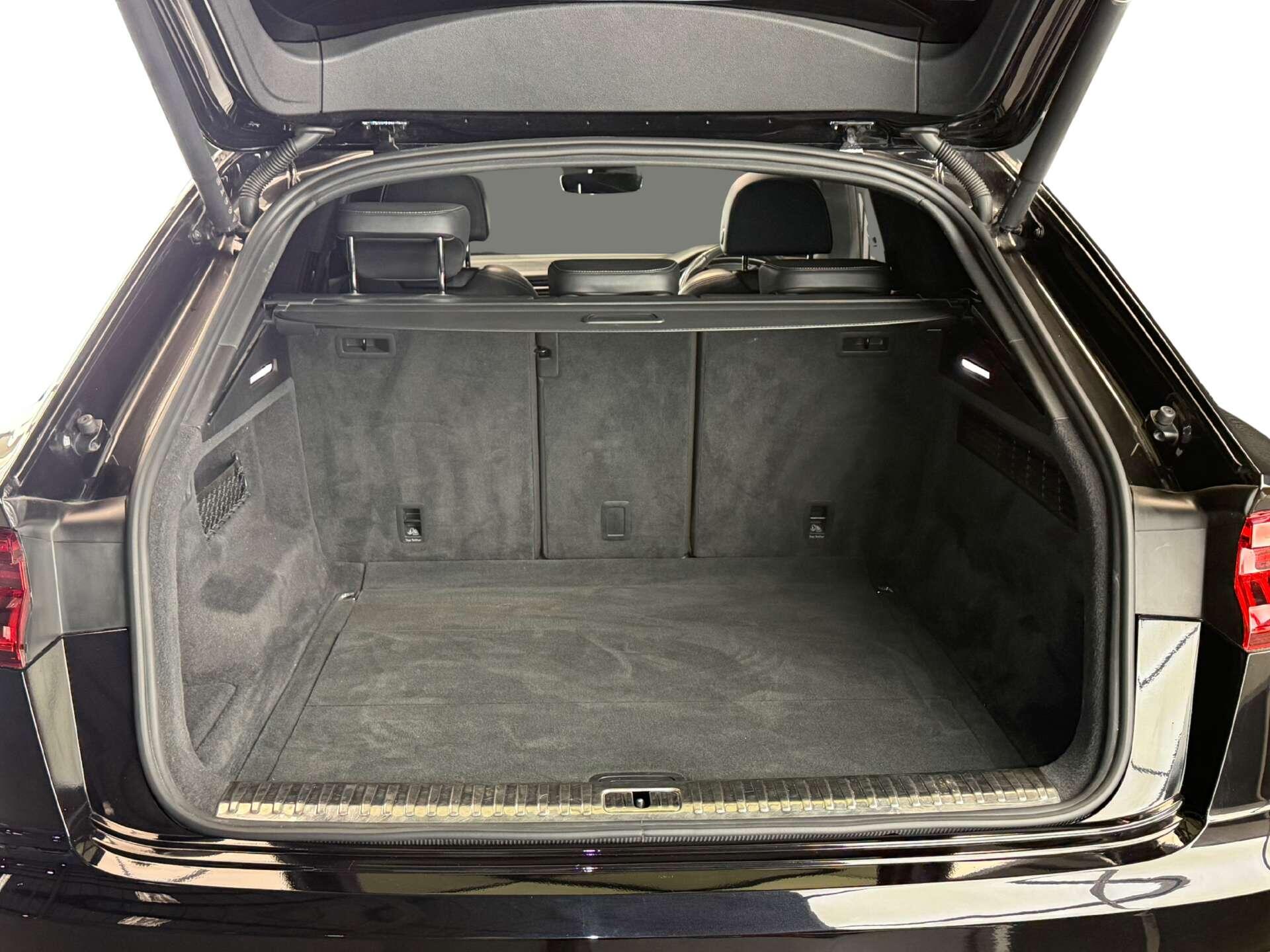 Audi Q8 view 15