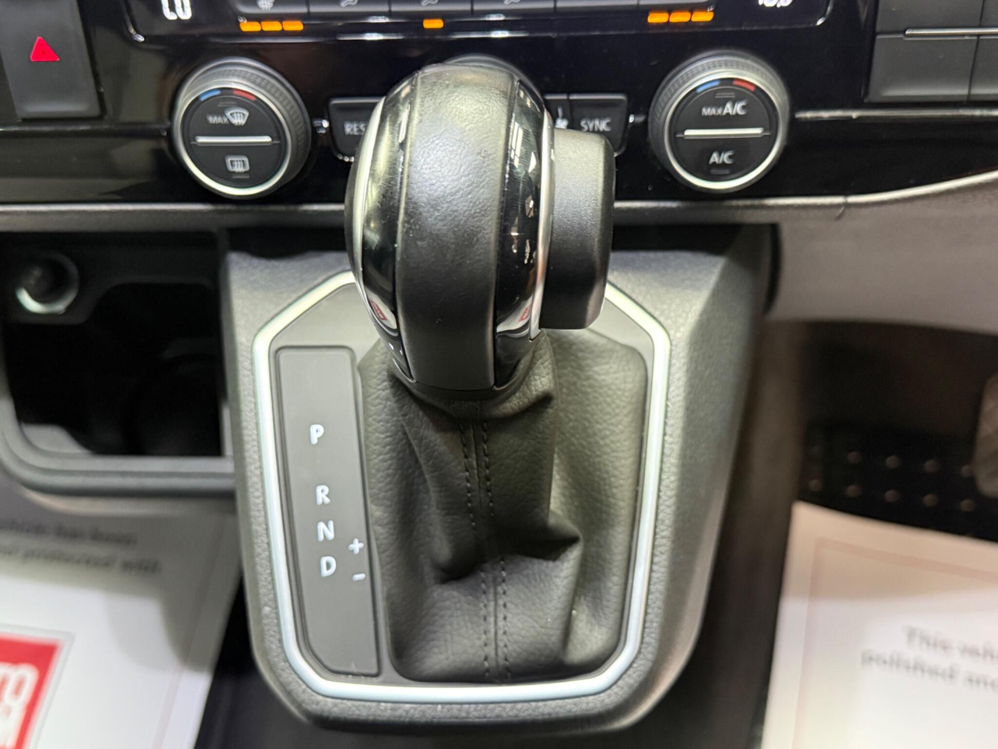 Volkswagen Caravelle view 26