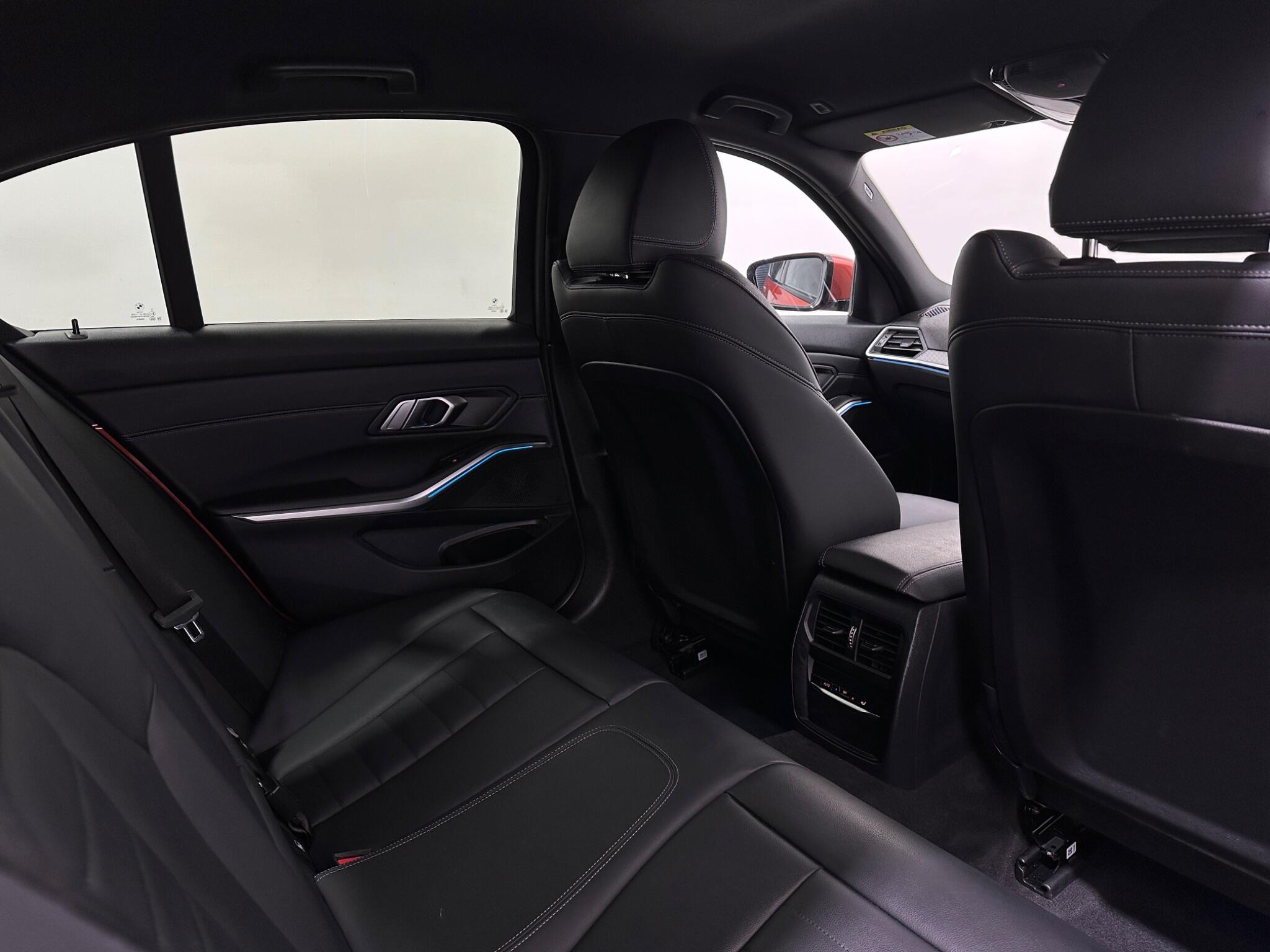 BMW 3 Series view 44