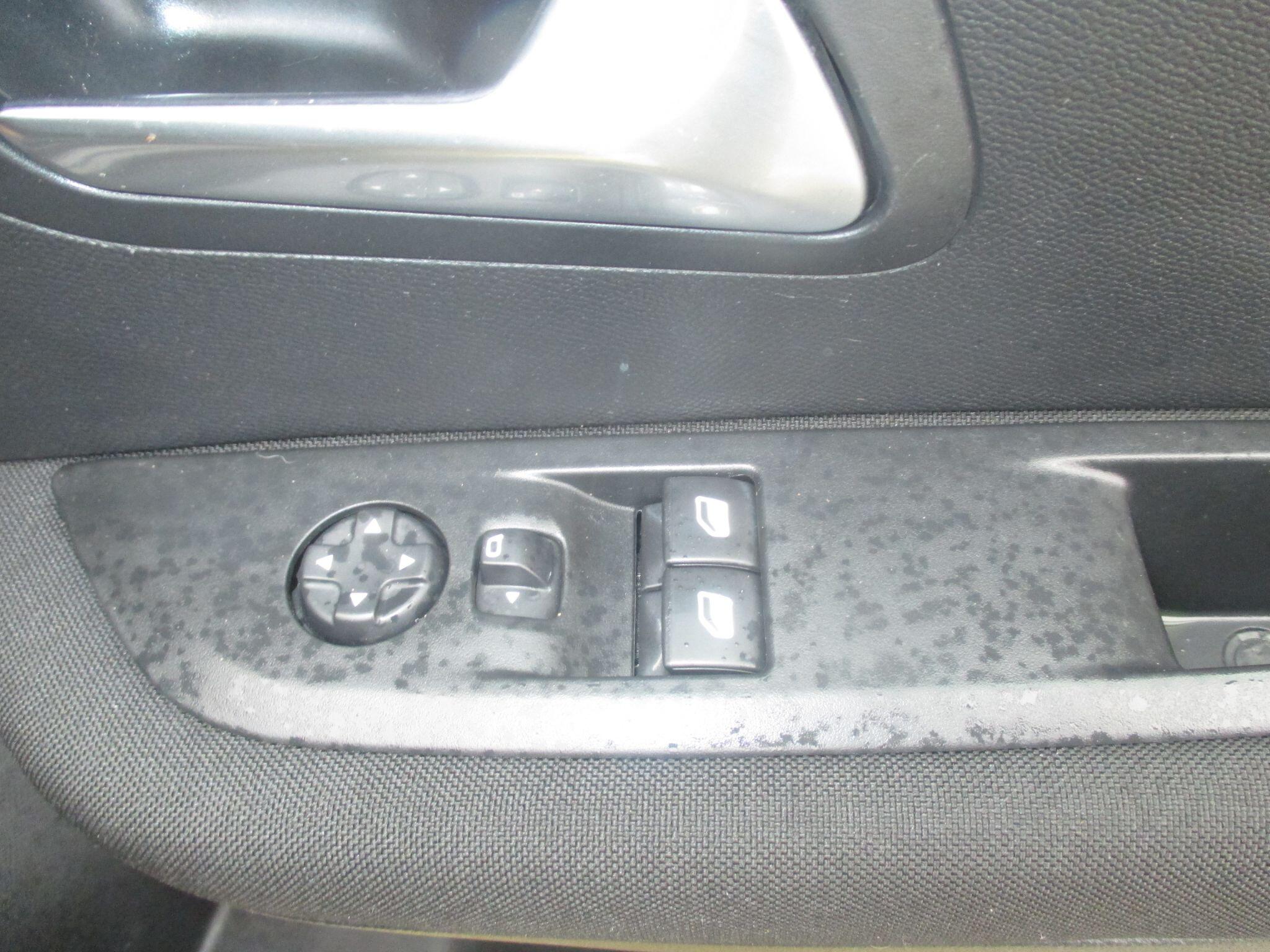 Peugeot 208 view 33
