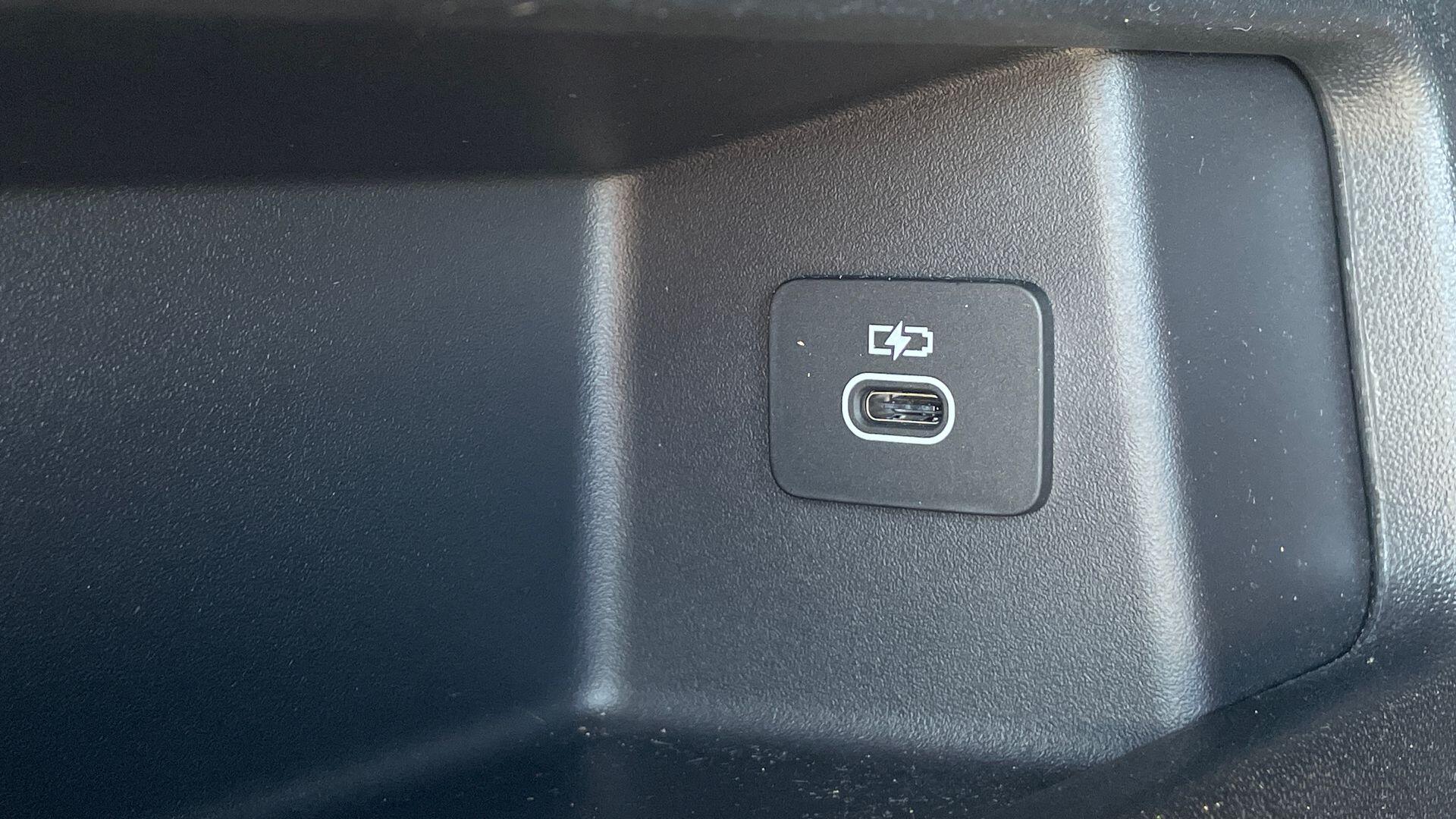 Land Rover Discovery Sport view 27