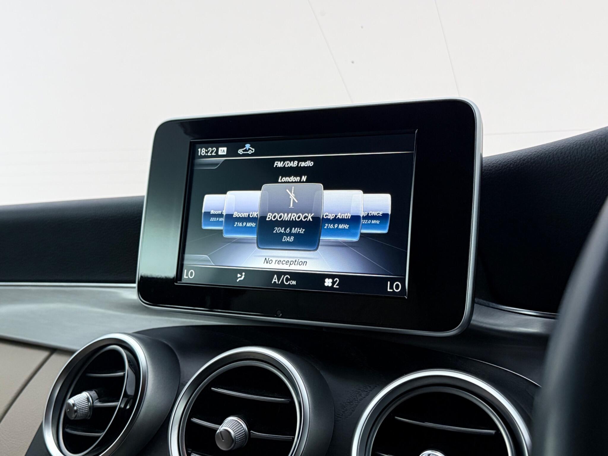 Mercedes-Benz C-Class view 27