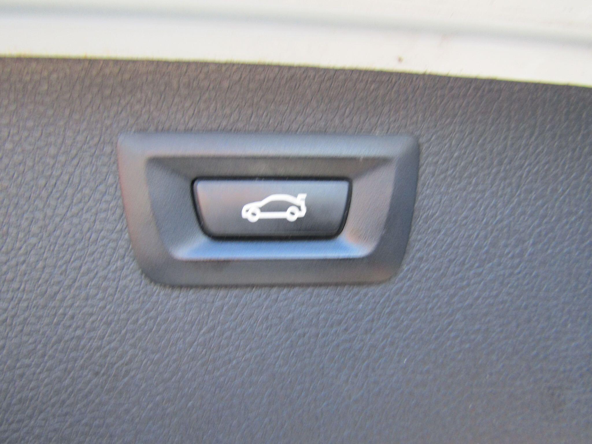 BMW 3 Series view 8