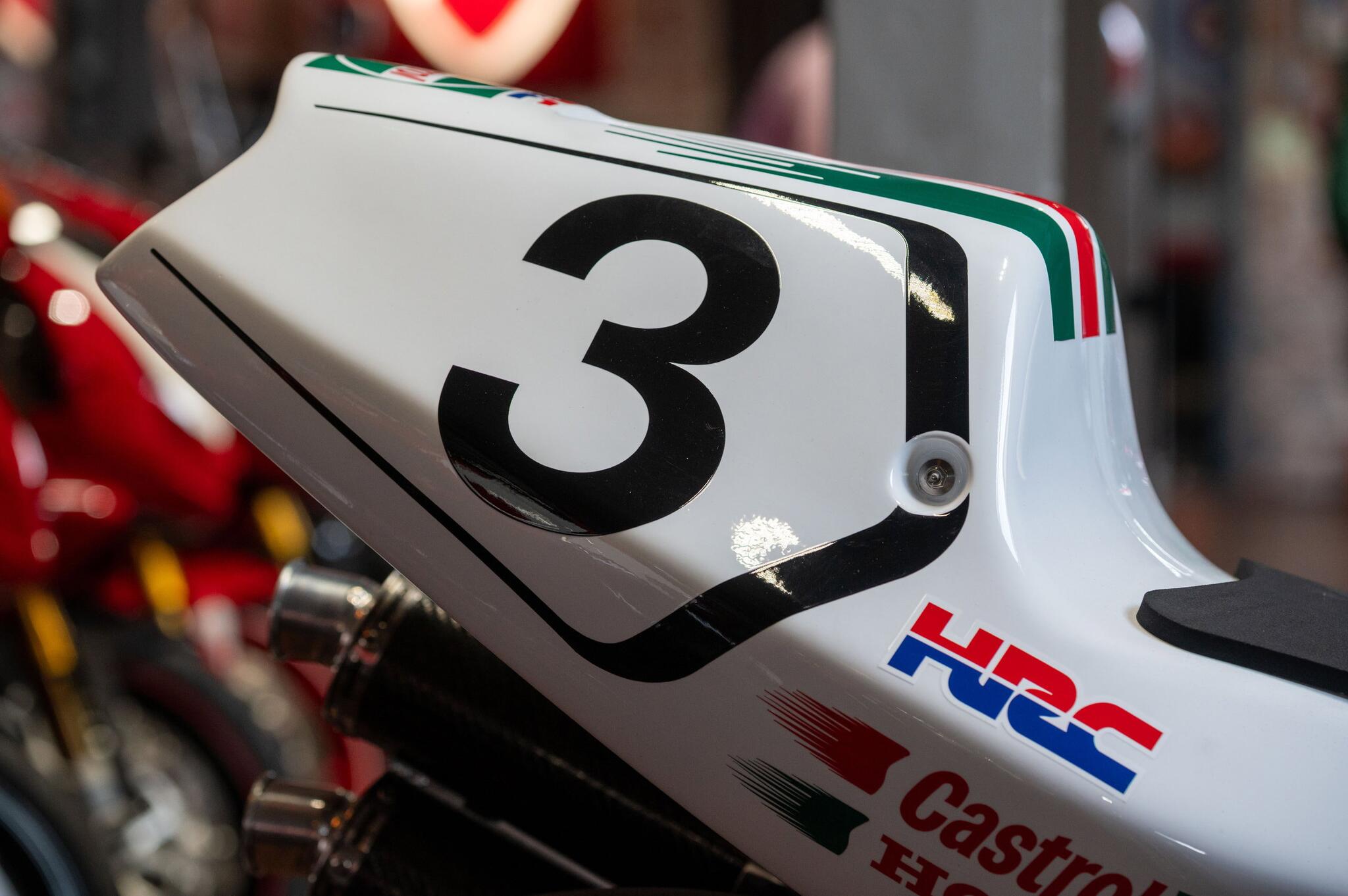 Honda RVF750 view 3