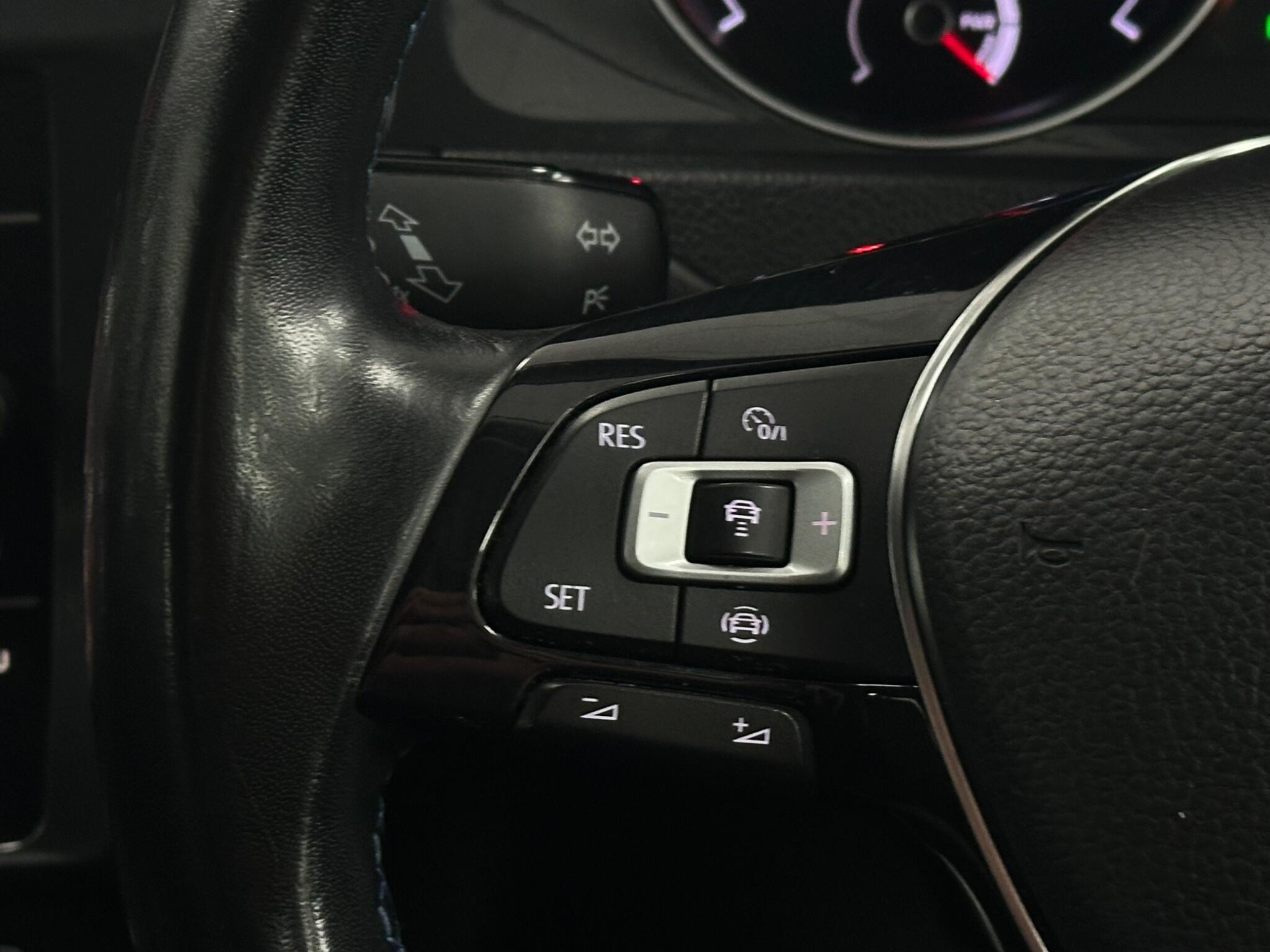 Volkswagen E-Golf view 24