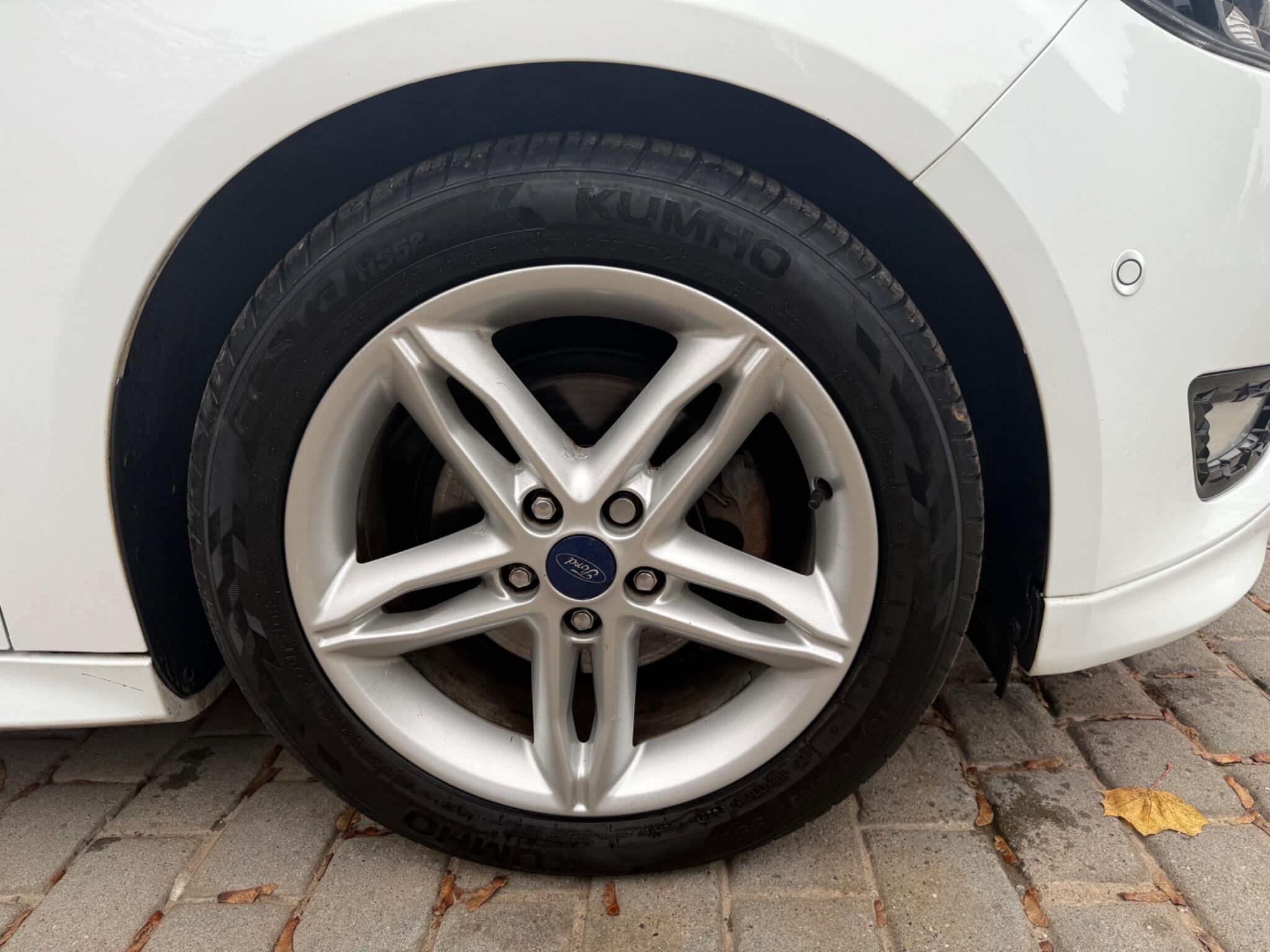 2015 Ford Focus image 25