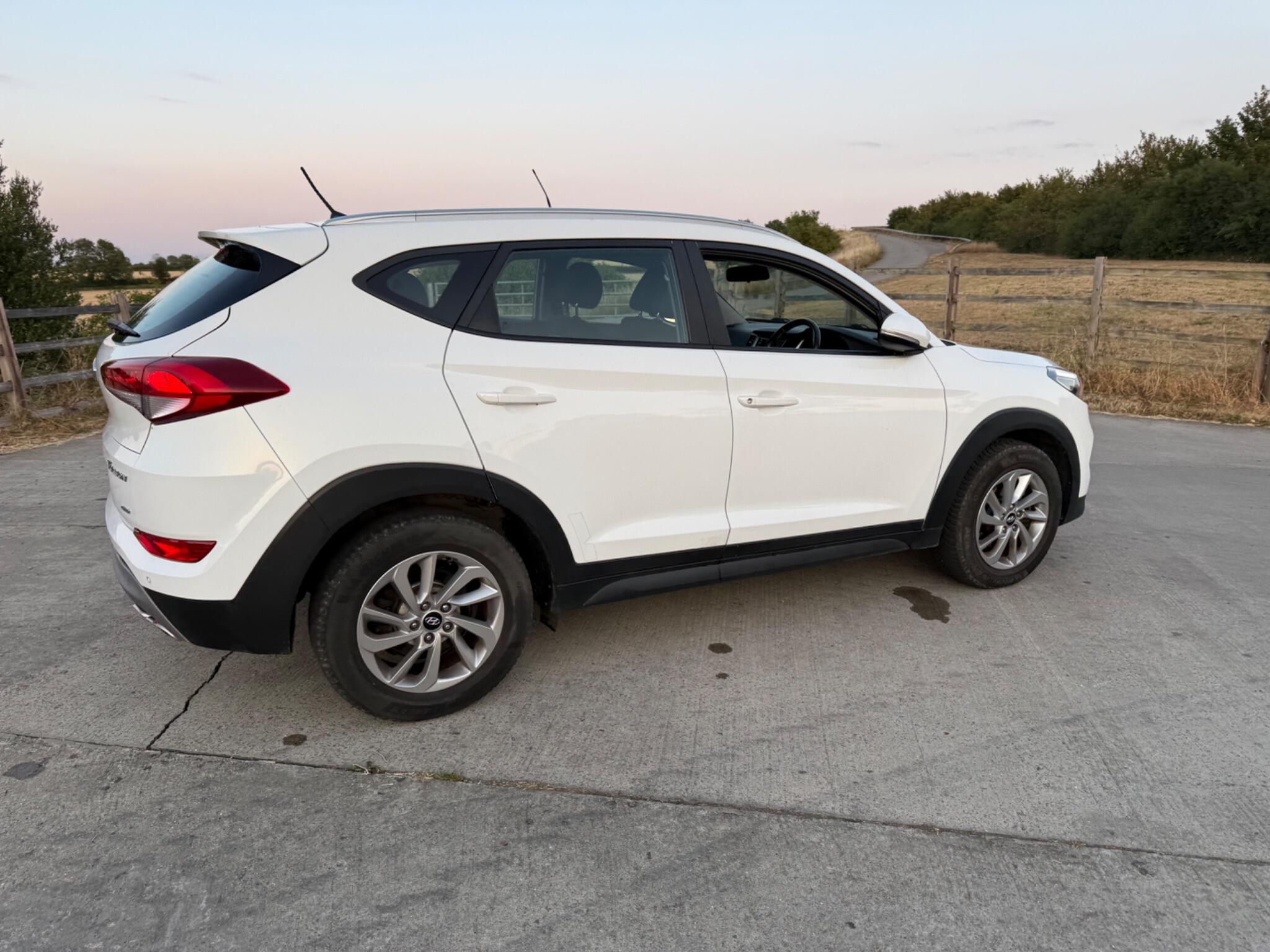 Hyundai TUCSON 2.0 CRDi Premium SE 4WD Euro 6 5dr — photo 28 of 102