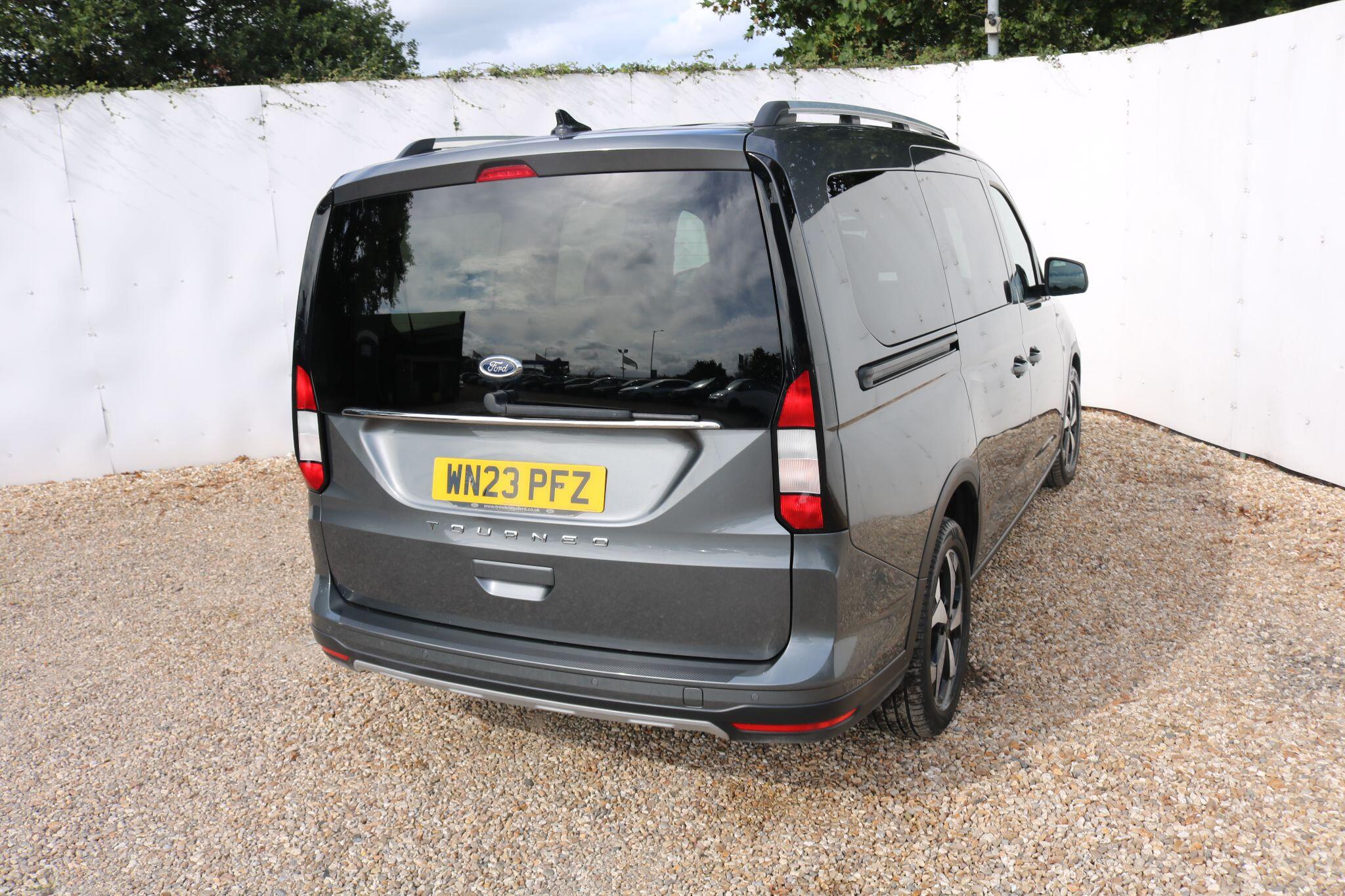 Ford Grand Tourneo Connect view 18
