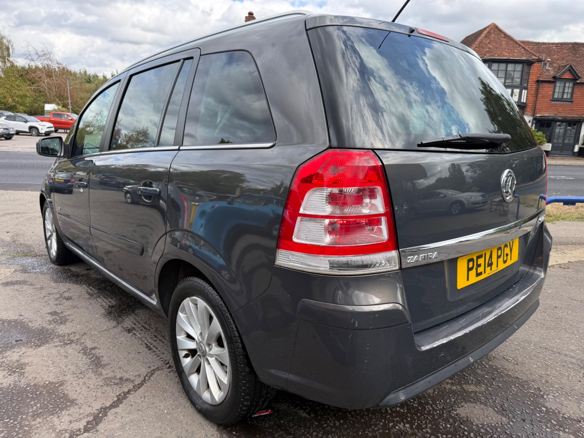 Vauxhall Zafira view 4