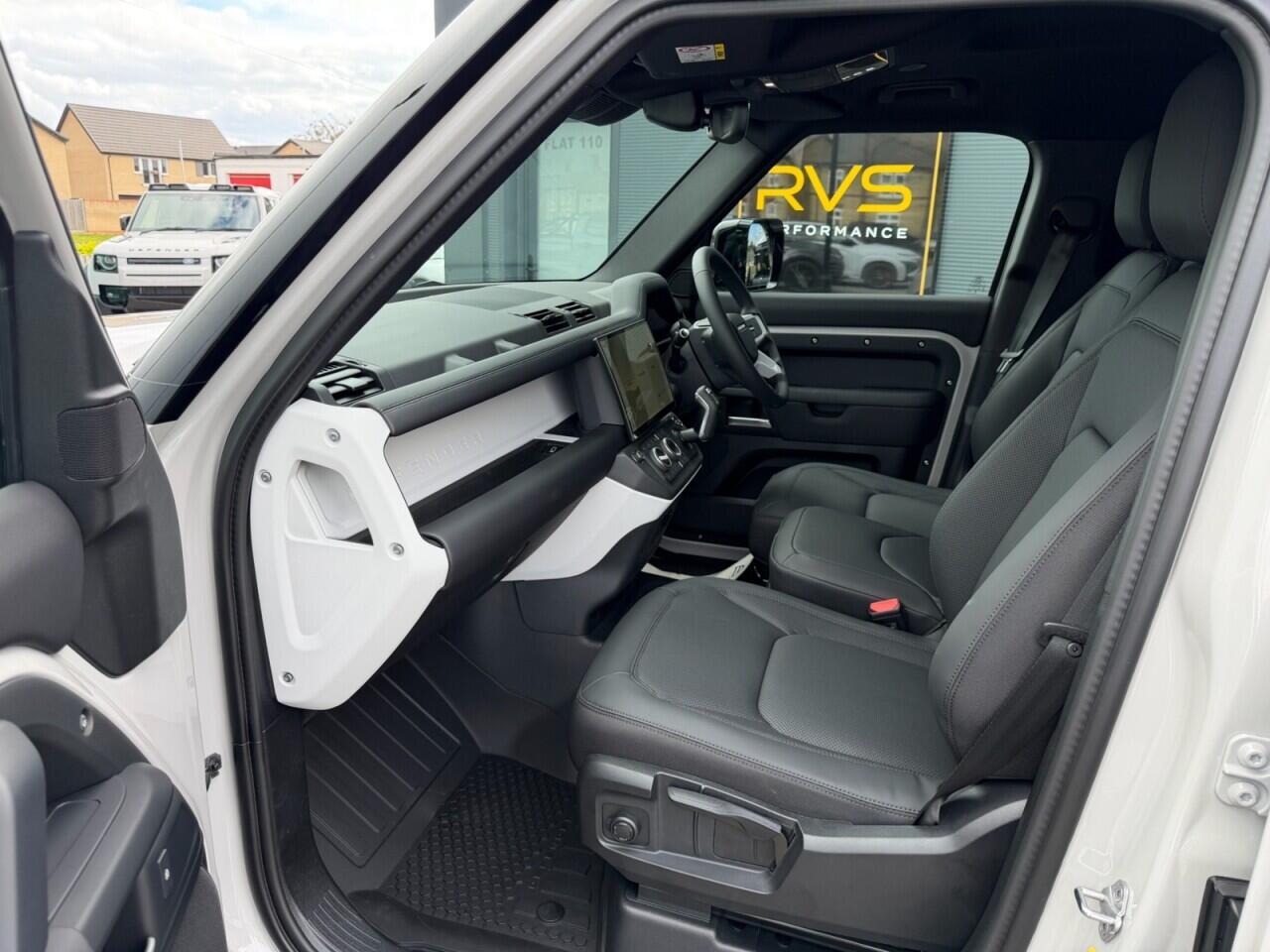Land Rover Defender 110 view 21