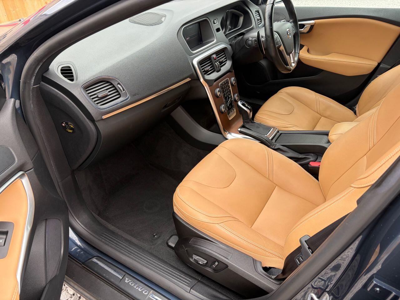 Volvo V40 Cross Country view 14