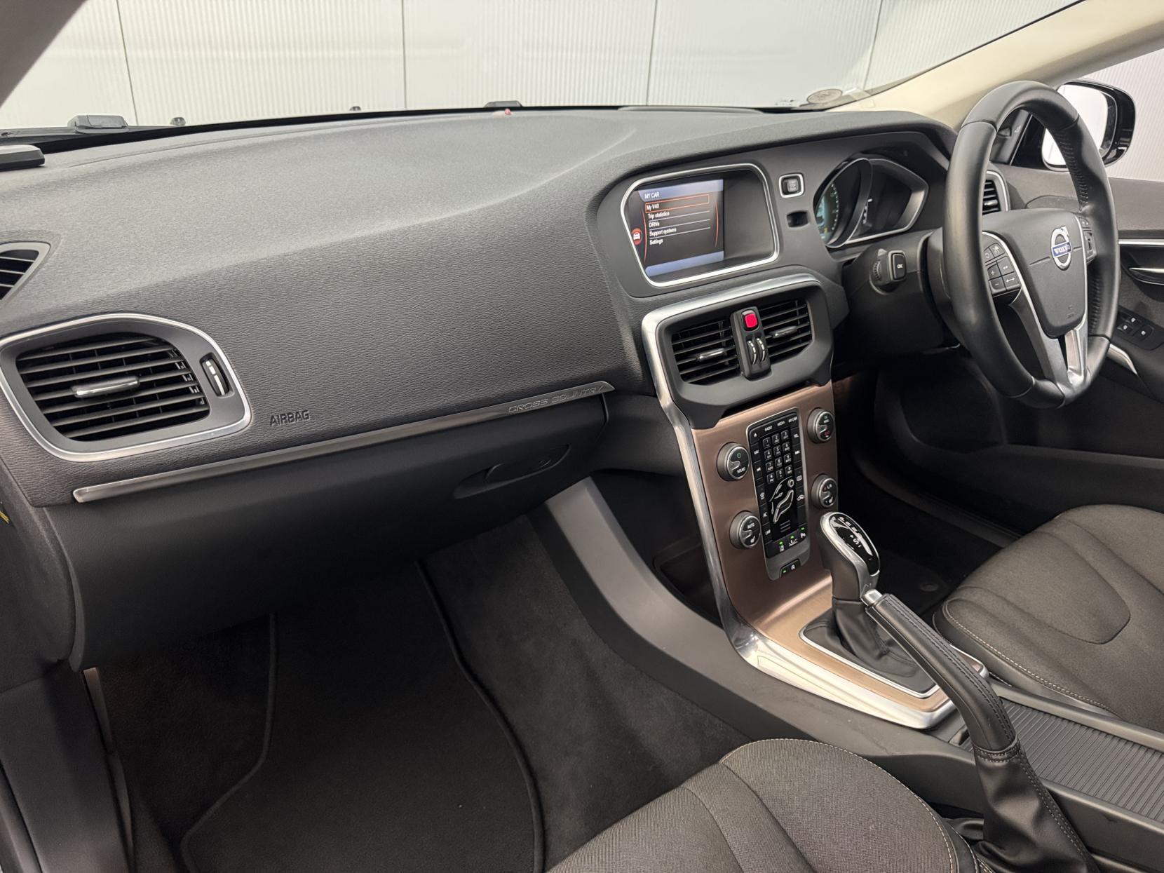 Volvo V40 Cross Country view 53