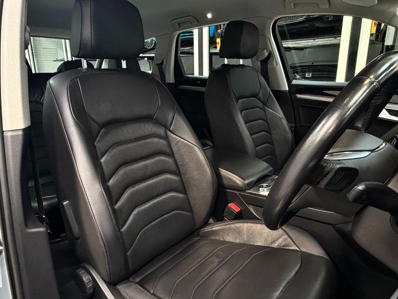Volkswagen Touareg view 17