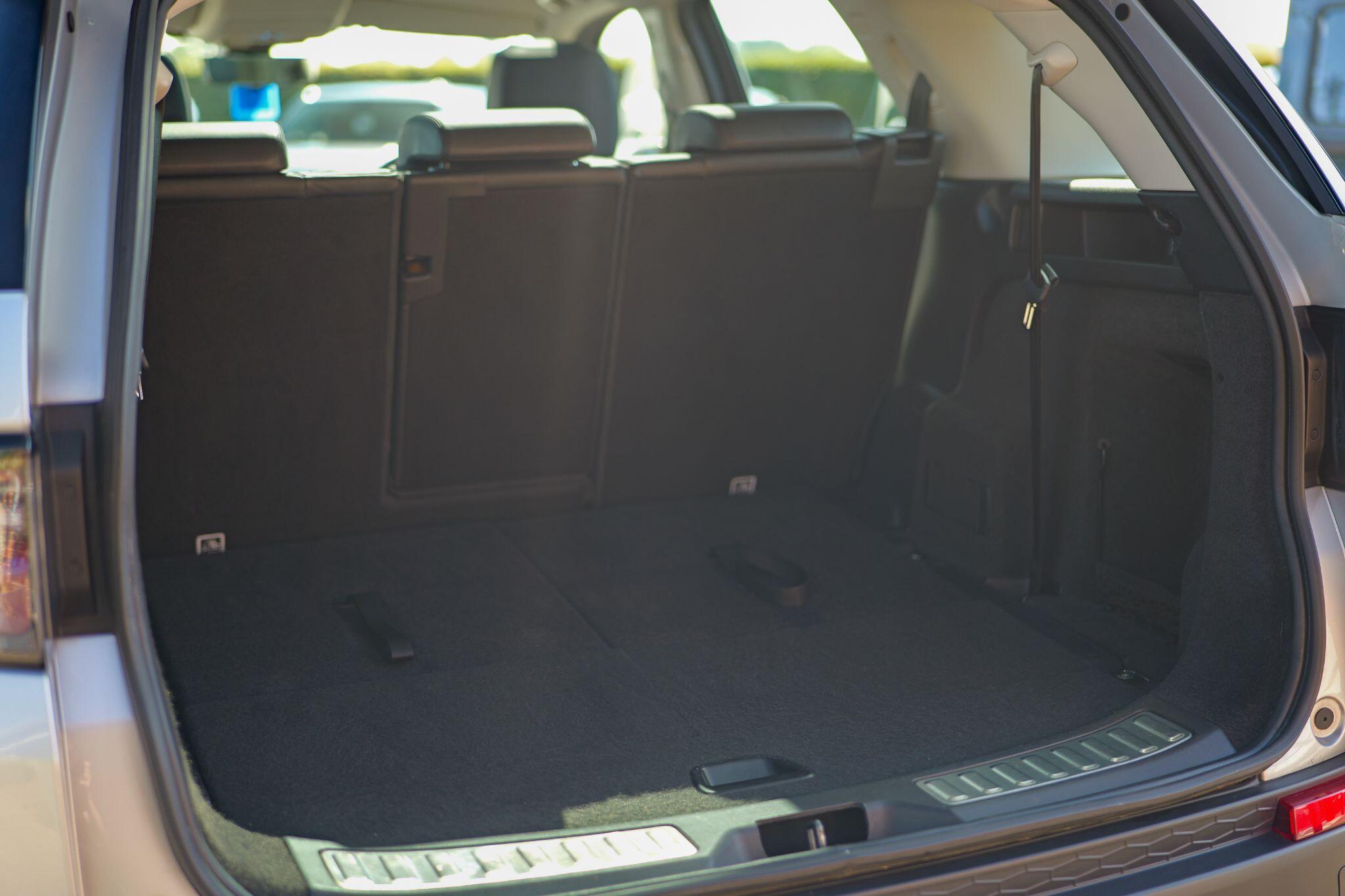 Land Rover Discovery Sport view 38