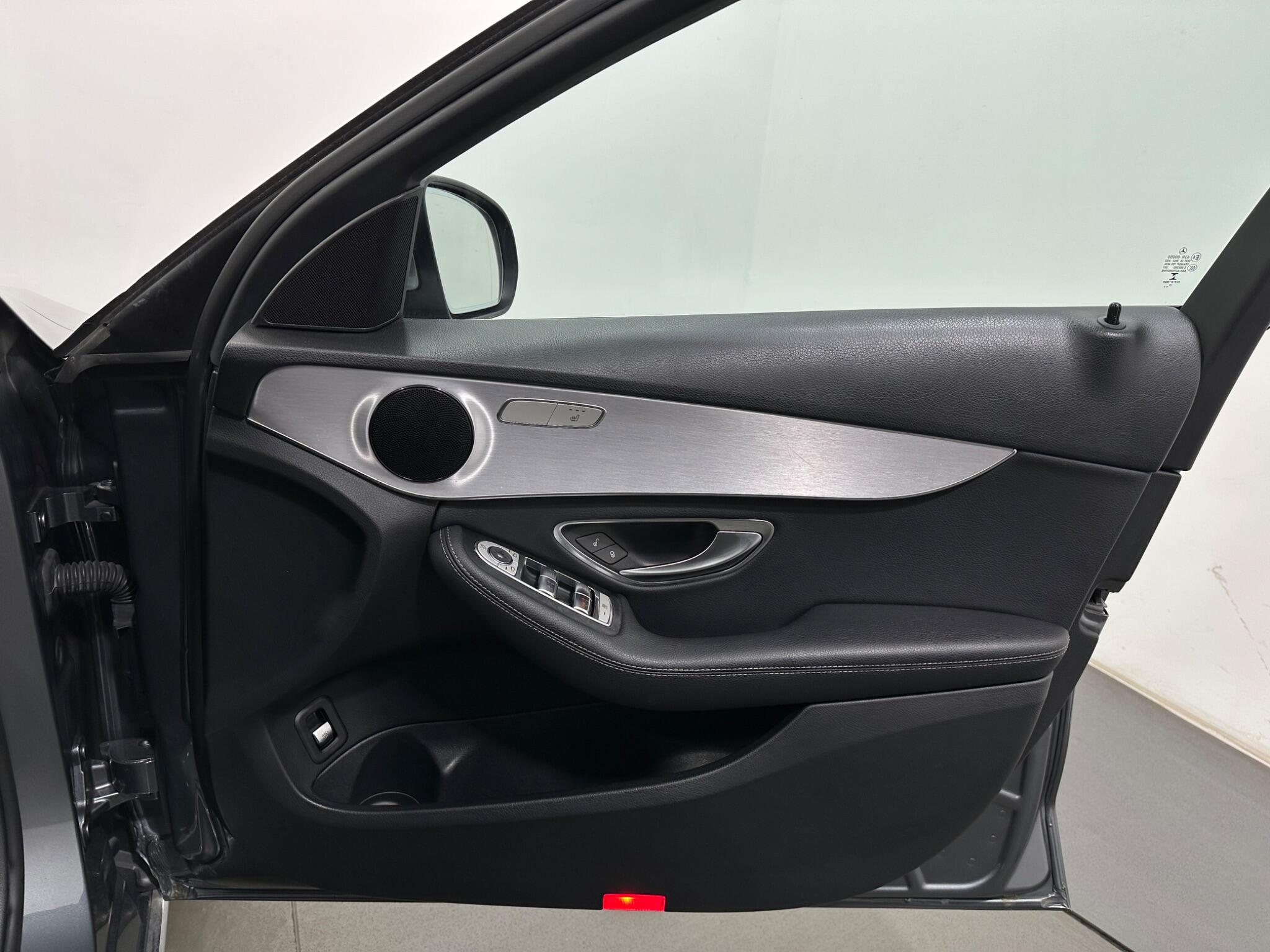 Mercedes-Benz C-Class view 35